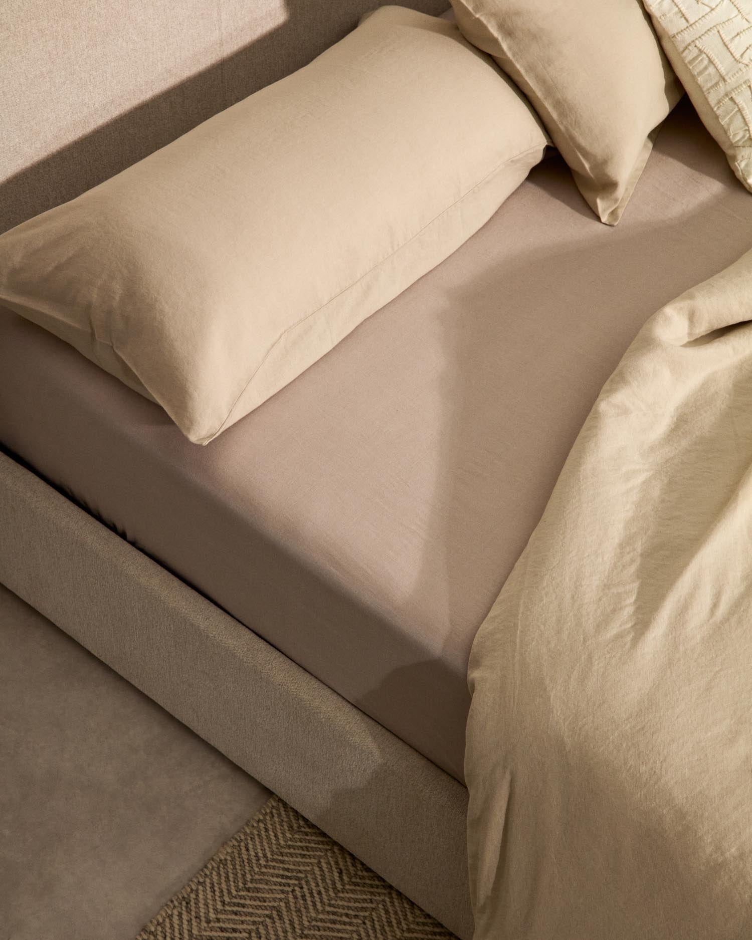 Bett mit Bettkasten Nahiri in beiger Chenille für Matratzen 180 x 200 cm in Beige präsentiert im Onlineshop von KAQTU Design AG. Bett ist von Kave Home