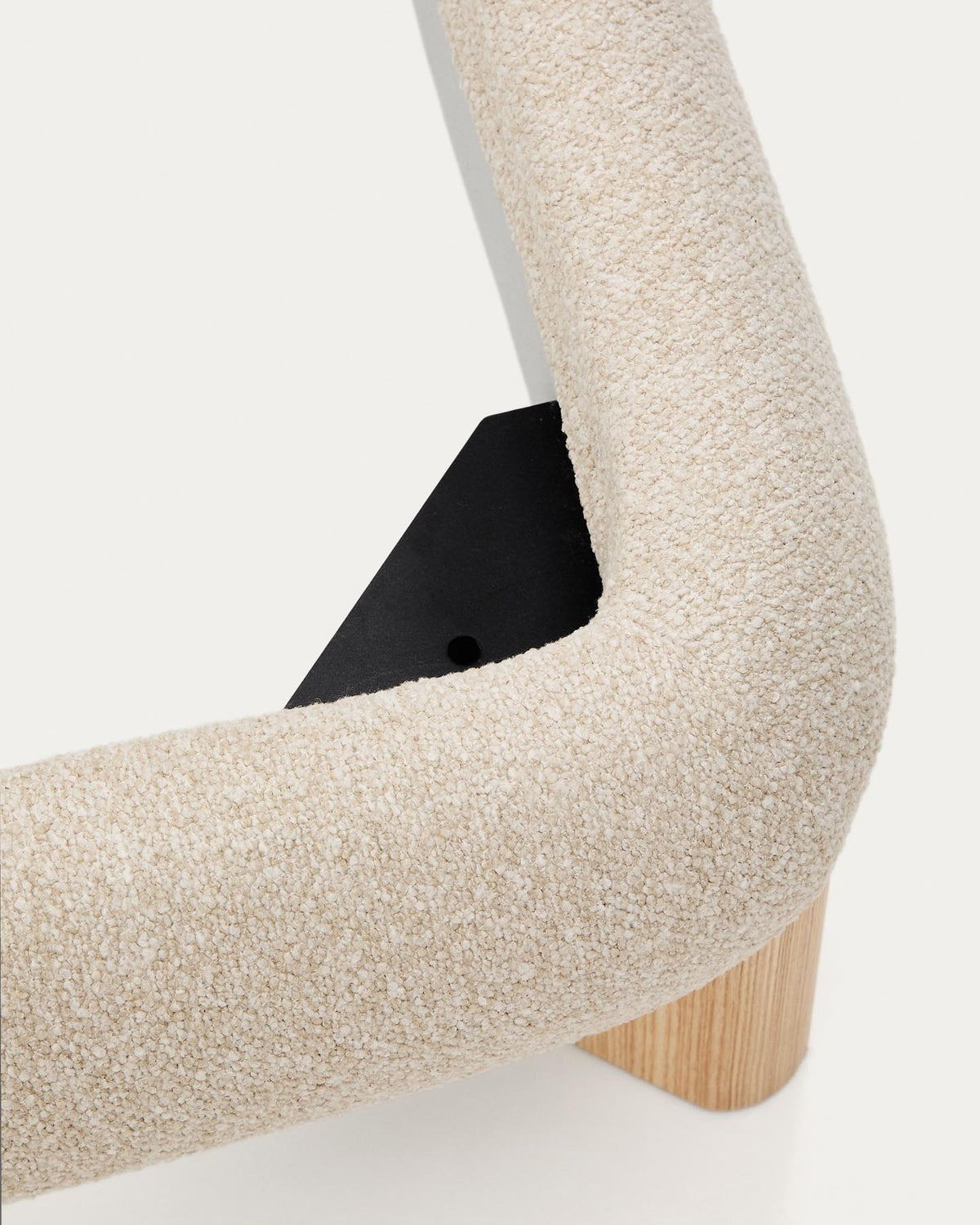 Bett Odina mit abgerundetem Kopfteil aus ecrufarbenem Boucléstoff, Beine aus massivem Eschenholz in naturfarbenem Finish, für Matratzen 160x200 cm.