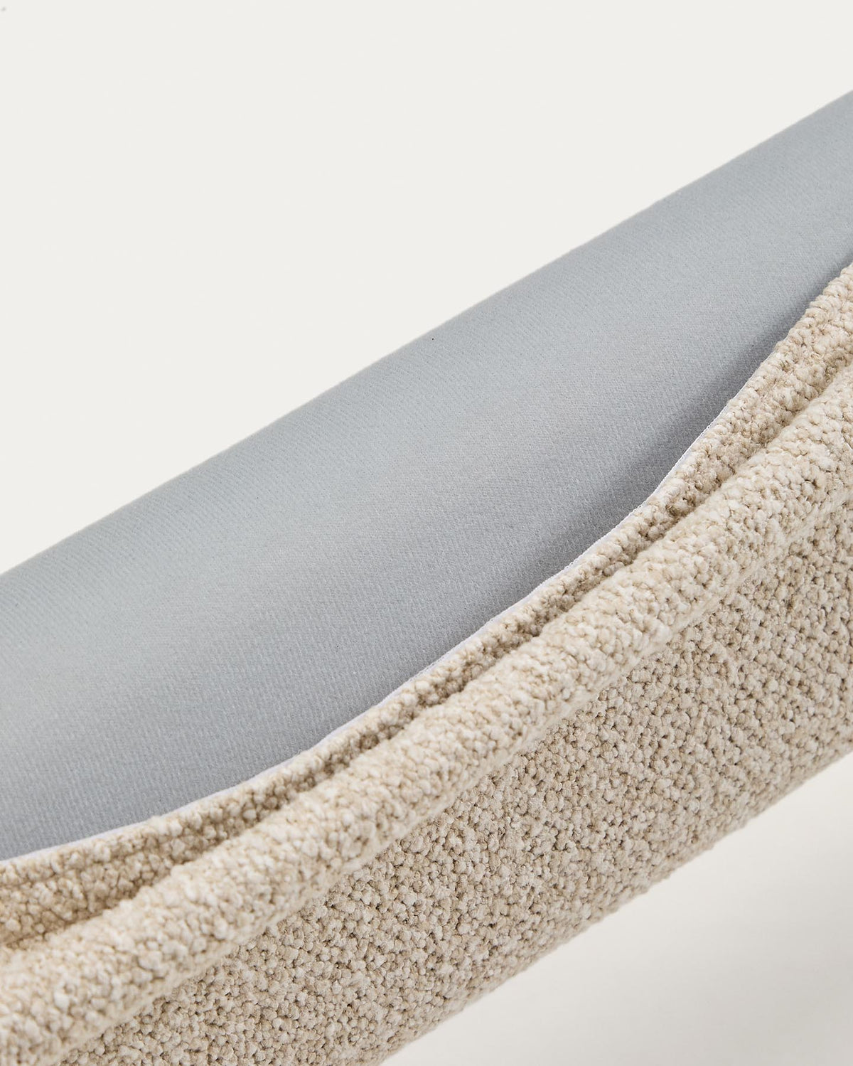 Bett Odina mit abgerundetem Kopfteil aus ecrufarbenem Boucléstoff, Beine aus massivem Eschenholz in naturfarbenem Finish, für Matratzen 160x200 cm.