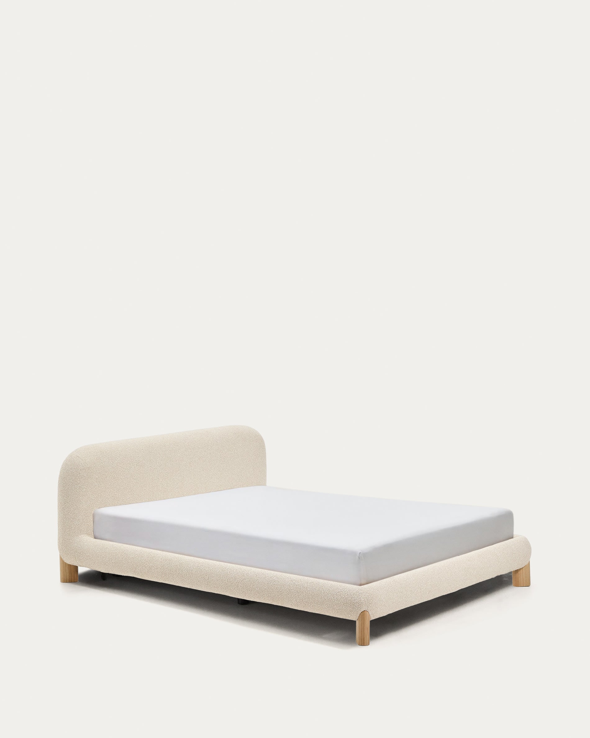 Bett Odina mit abnehmbarem Bezug aus ecrufarbenem Boucléstoff sowie Beinen aus massivem Es in Beige präsentiert im Onlineshop von KAQTU Design AG. Bett ist von Kave Home