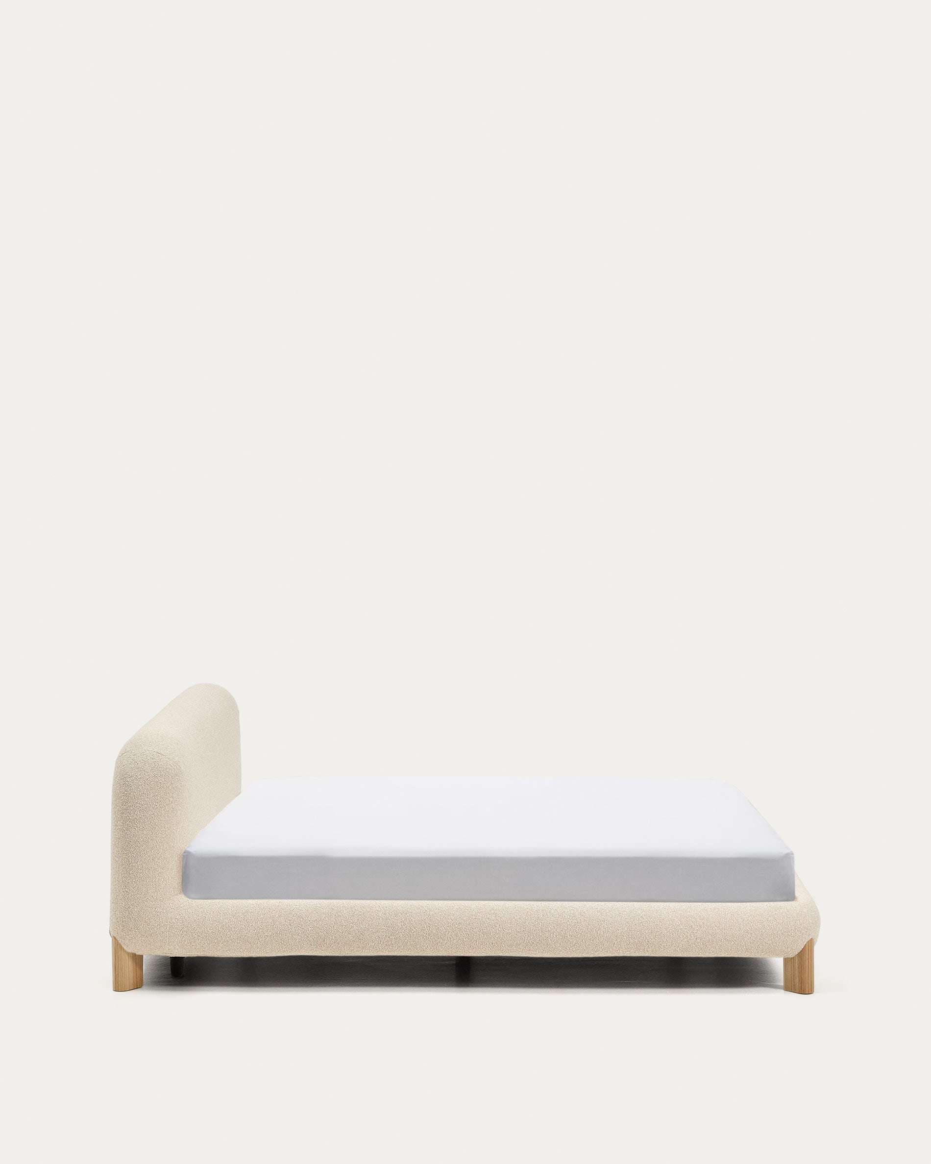 Bett Odina mit abnehmbarem Bezug aus ecrufarbenem Boucléstoff sowie Beinen aus massivem Es in Beige präsentiert im Onlineshop von KAQTU Design AG. Bett ist von Kave Home