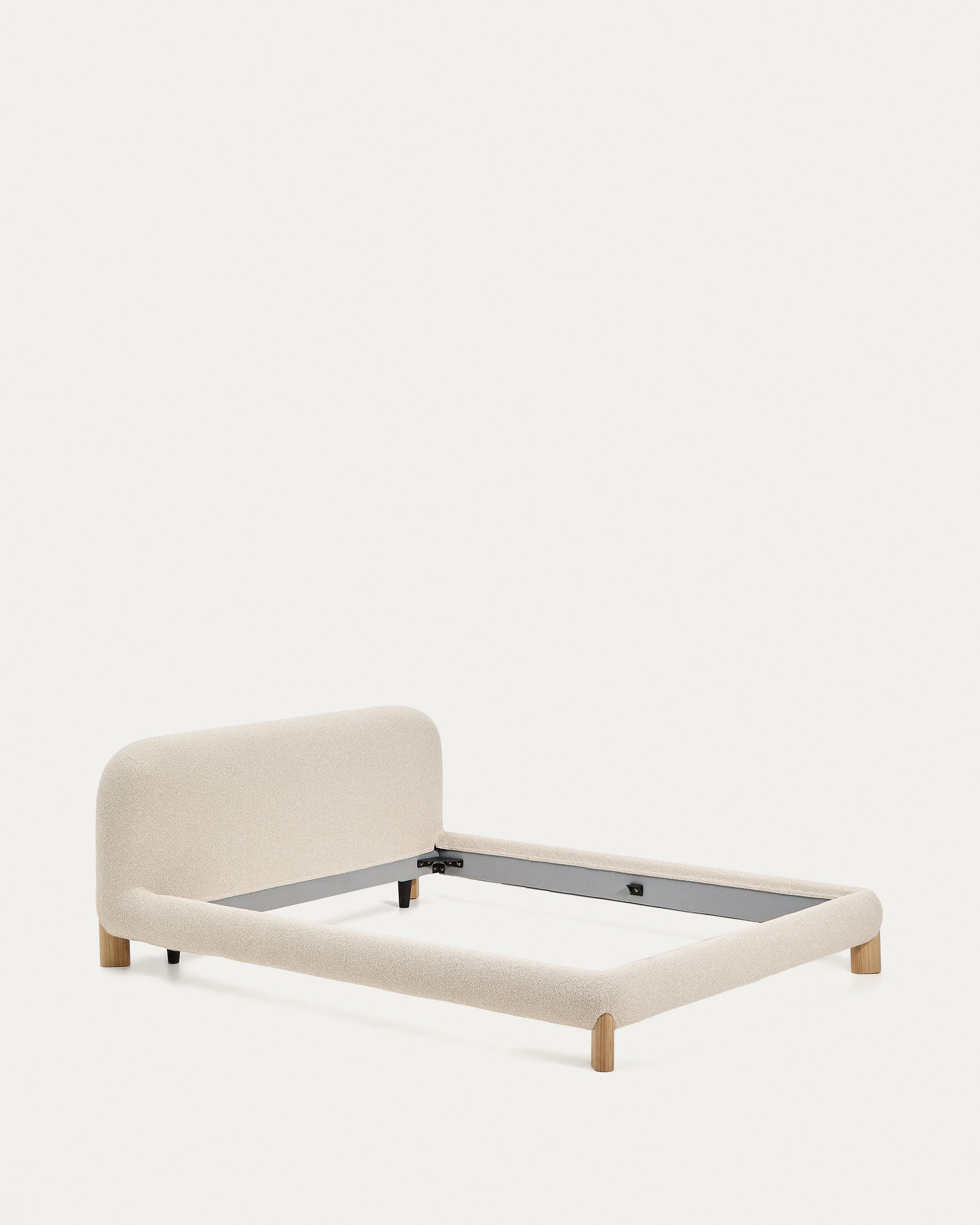 Bett Odina mit abnehmbarem Bezug aus ecrufarbenem Boucléstoff sowie Beinen aus massivem Es in Beige präsentiert im Onlineshop von KAQTU Design AG. Bett ist von Kave Home