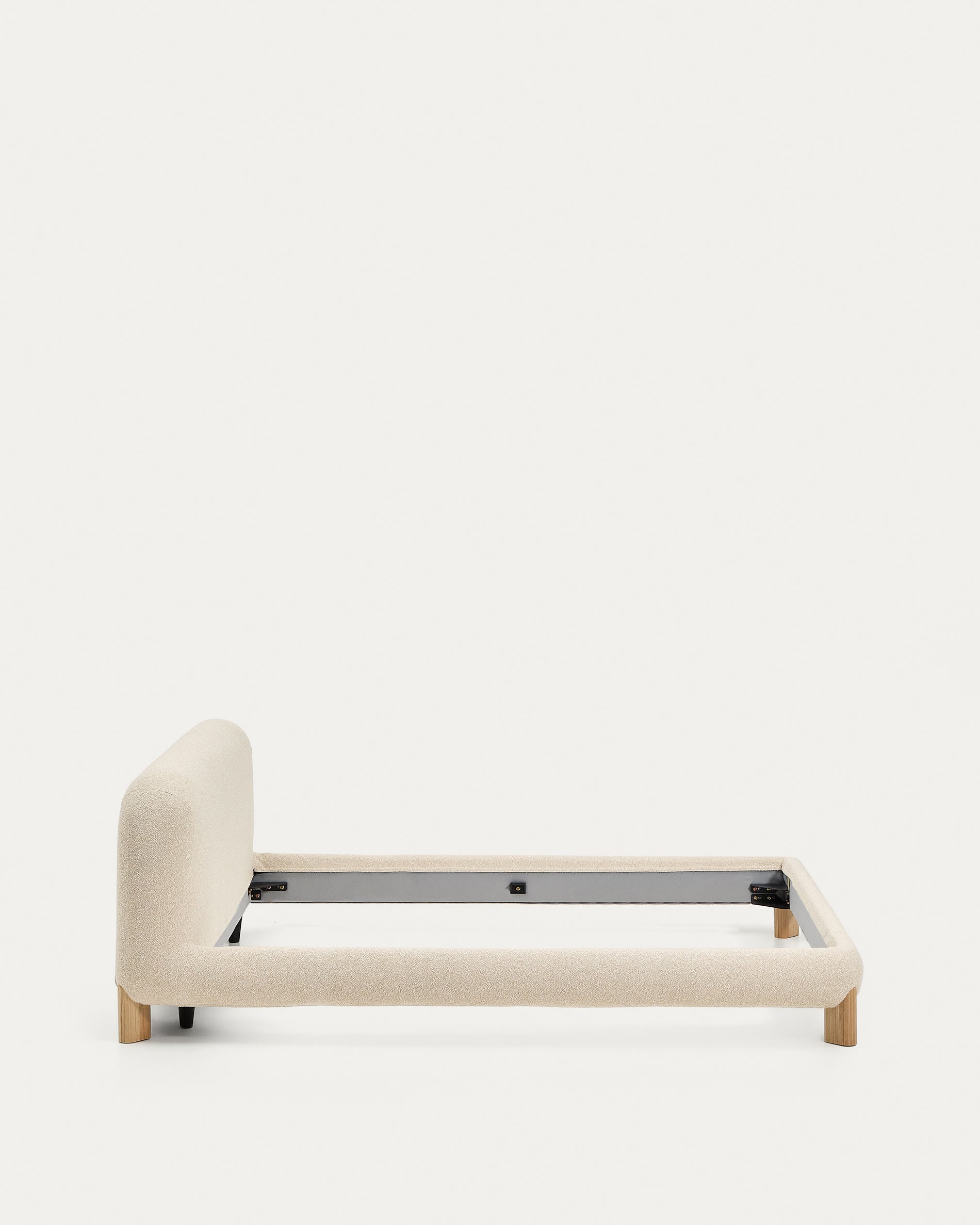 Bett Odina mit abnehmbarem Bezug aus ecrufarbenem Boucléstoff sowie Beinen aus massivem Es in Beige präsentiert im Onlineshop von KAQTU Design AG. Bett ist von Kave Home