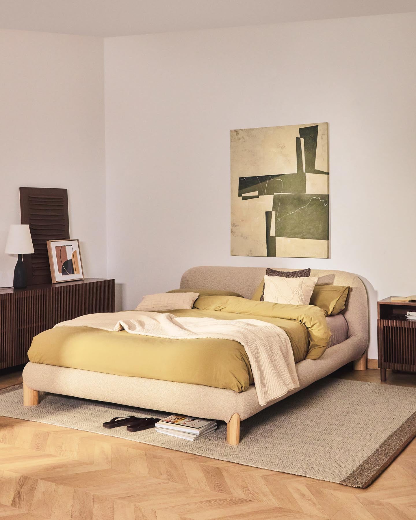 Bett Odina mit abnehmbarem Bezug aus ecrufarbenem Boucléstoff sowie Beinen aus massivem Es in Beige präsentiert im Onlineshop von KAQTU Design AG. Bett ist von Kave Home