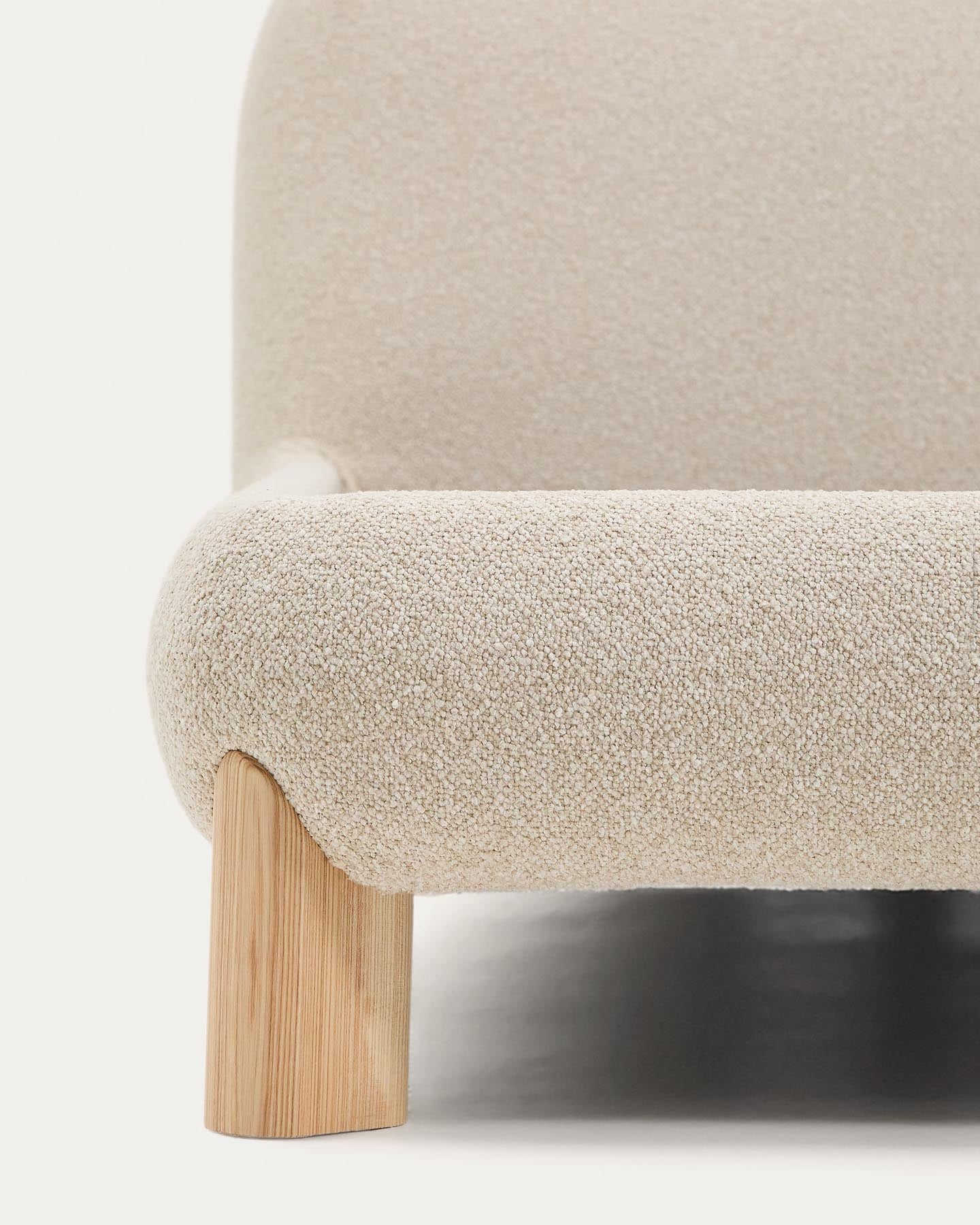 Bett Odina mit abnehmbarem Bezug aus ecrufarbenem Boucléstoff sowie Beinen aus massivem Es in Beige präsentiert im Onlineshop von KAQTU Design AG. Bett ist von Kave Home
