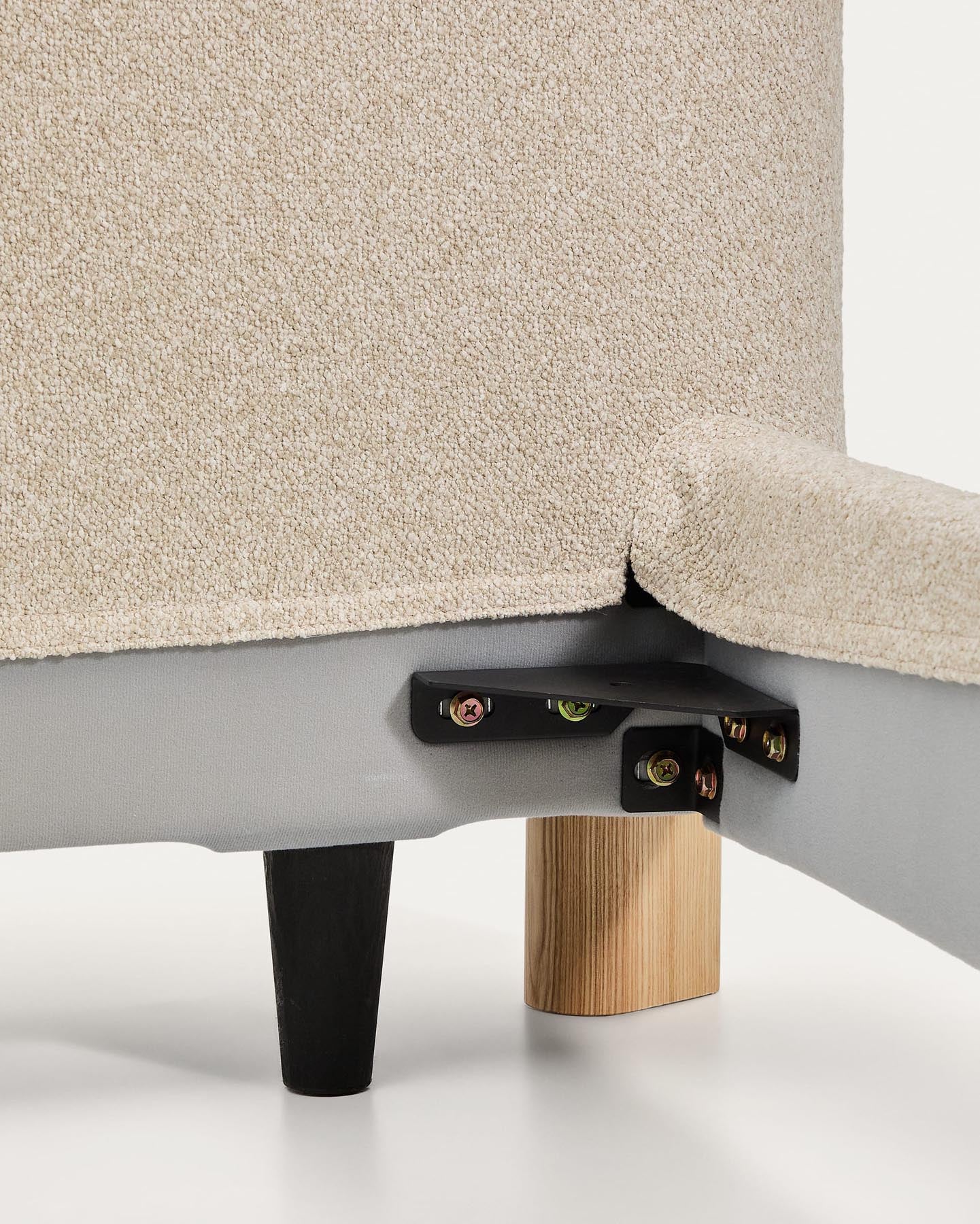 Bett Odina mit abnehmbarem Bezug aus ecrufarbenem Boucléstoff sowie Beinen aus massivem Es in Beige präsentiert im Onlineshop von KAQTU Design AG. Bett ist von Kave Home