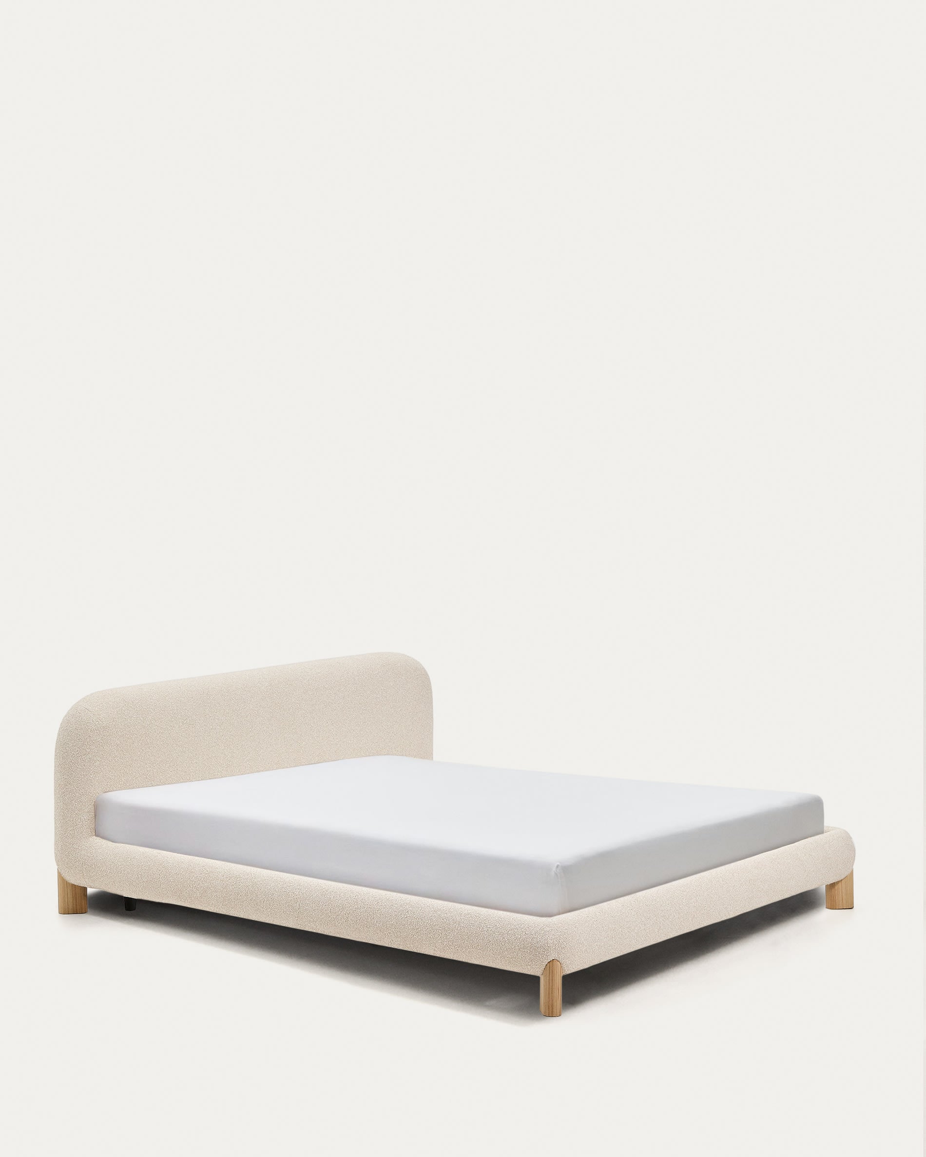 Bett Odina mit abnehmbarem Bezug aus ecrufarbenem Boucléstoff sowie Beinen aus massivem Es in Beige präsentiert im Onlineshop von KAQTU Design AG. Bett ist von Kave Home