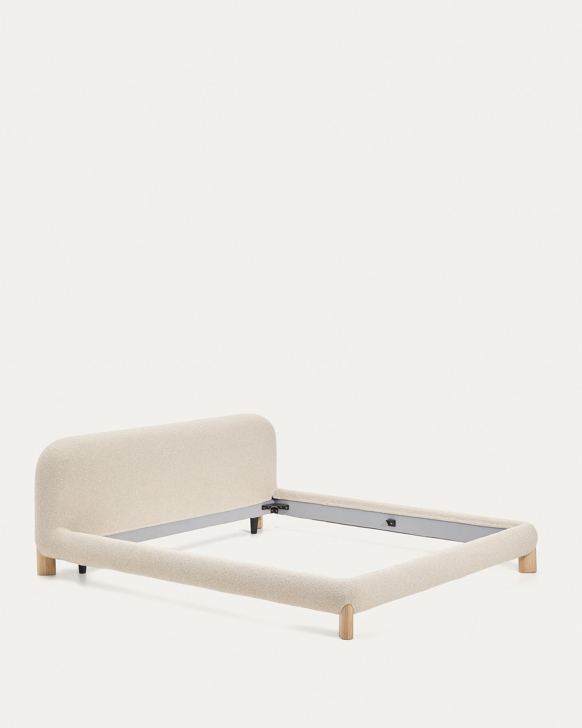 Bett Odina mit abnehmbarem Bezug aus ecrufarbenem Boucléstoff sowie Beinen aus massivem Es in Beige präsentiert im Onlineshop von KAQTU Design AG. Bett ist von Kave Home