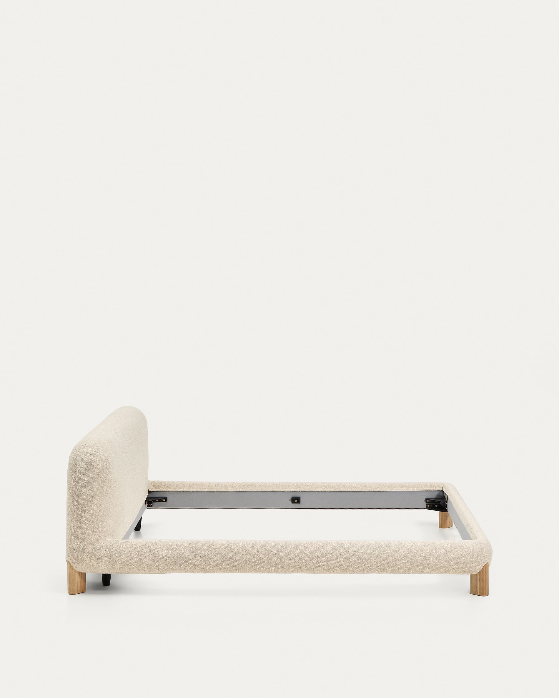 Bett Odina mit abnehmbarem Bezug aus ecrufarbenem Boucléstoff sowie Beinen aus massivem Es in Beige präsentiert im Onlineshop von KAQTU Design AG. Bett ist von Kave Home