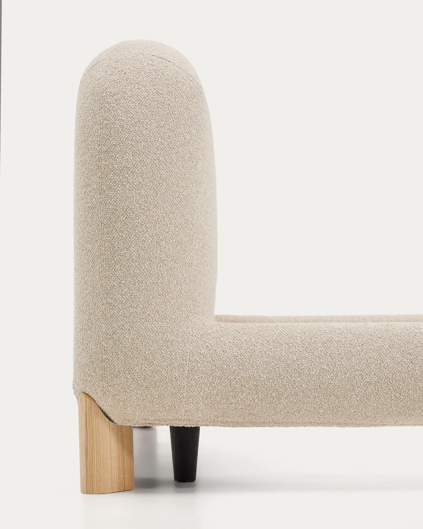Bett Odina mit abnehmbarem Bezug aus ecrufarbenem Boucléstoff sowie Beinen aus massivem Es in Beige präsentiert im Onlineshop von KAQTU Design AG. Bett ist von Kave Home