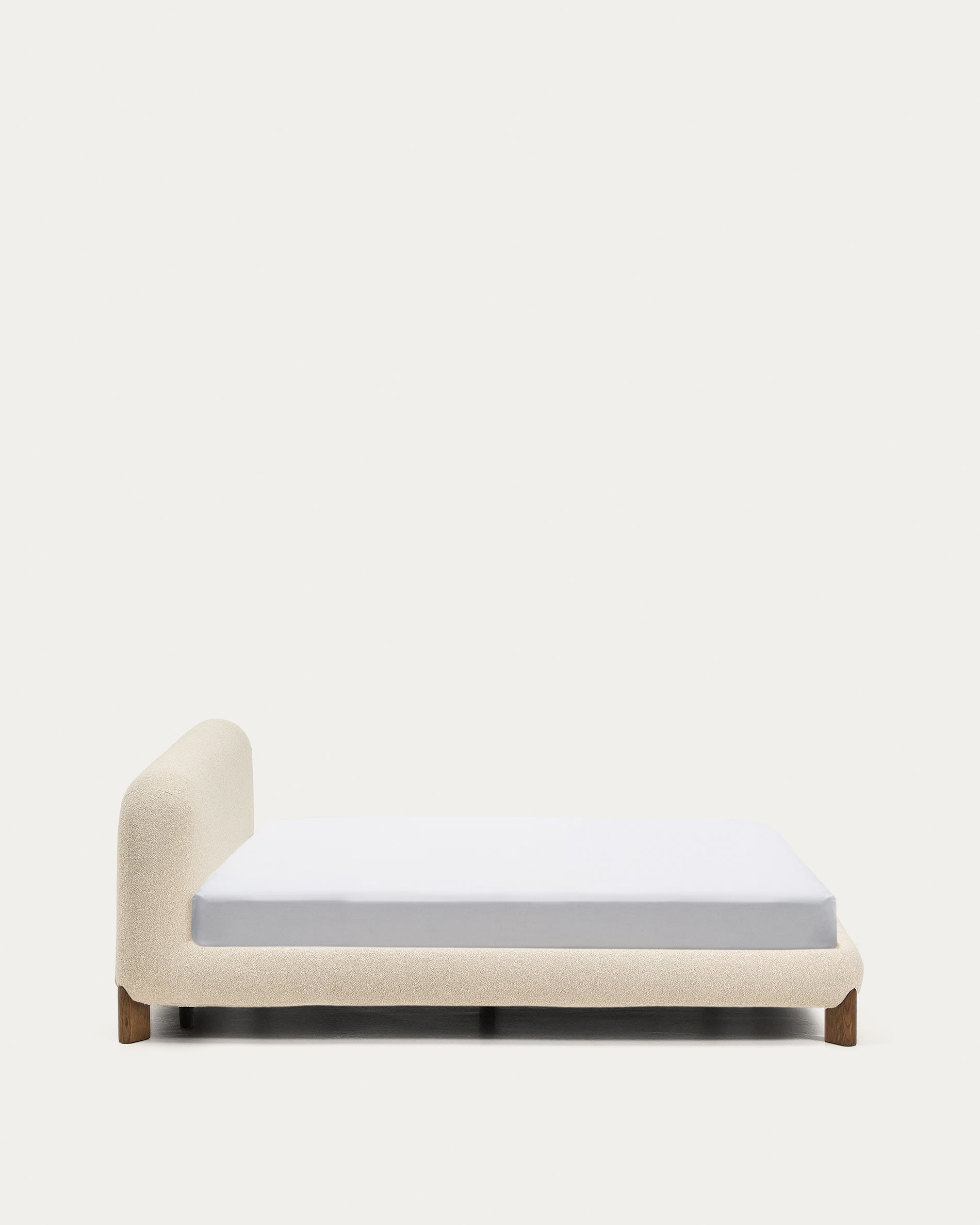 Bett Odina mit abnehmbarem Bezug aus ecrufarbenem Boucléstoff sowie Beinen aus massivem Es in Beige präsentiert im Onlineshop von KAQTU Design AG. Bett ist von Kave Home
