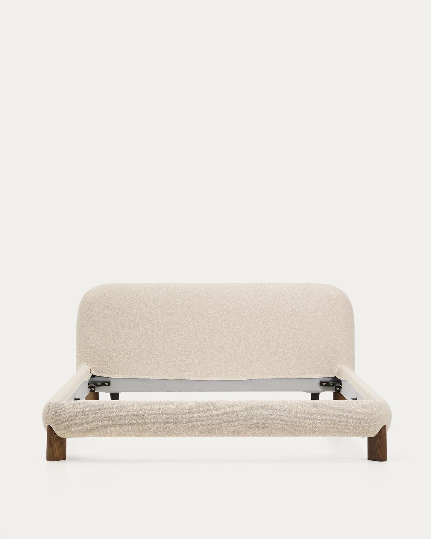 Bett Odina mit abnehmbarem Bezug aus ecrufarbenem Boucléstoff sowie Beinen aus massivem Es in Beige präsentiert im Onlineshop von KAQTU Design AG. Bett ist von Kave Home