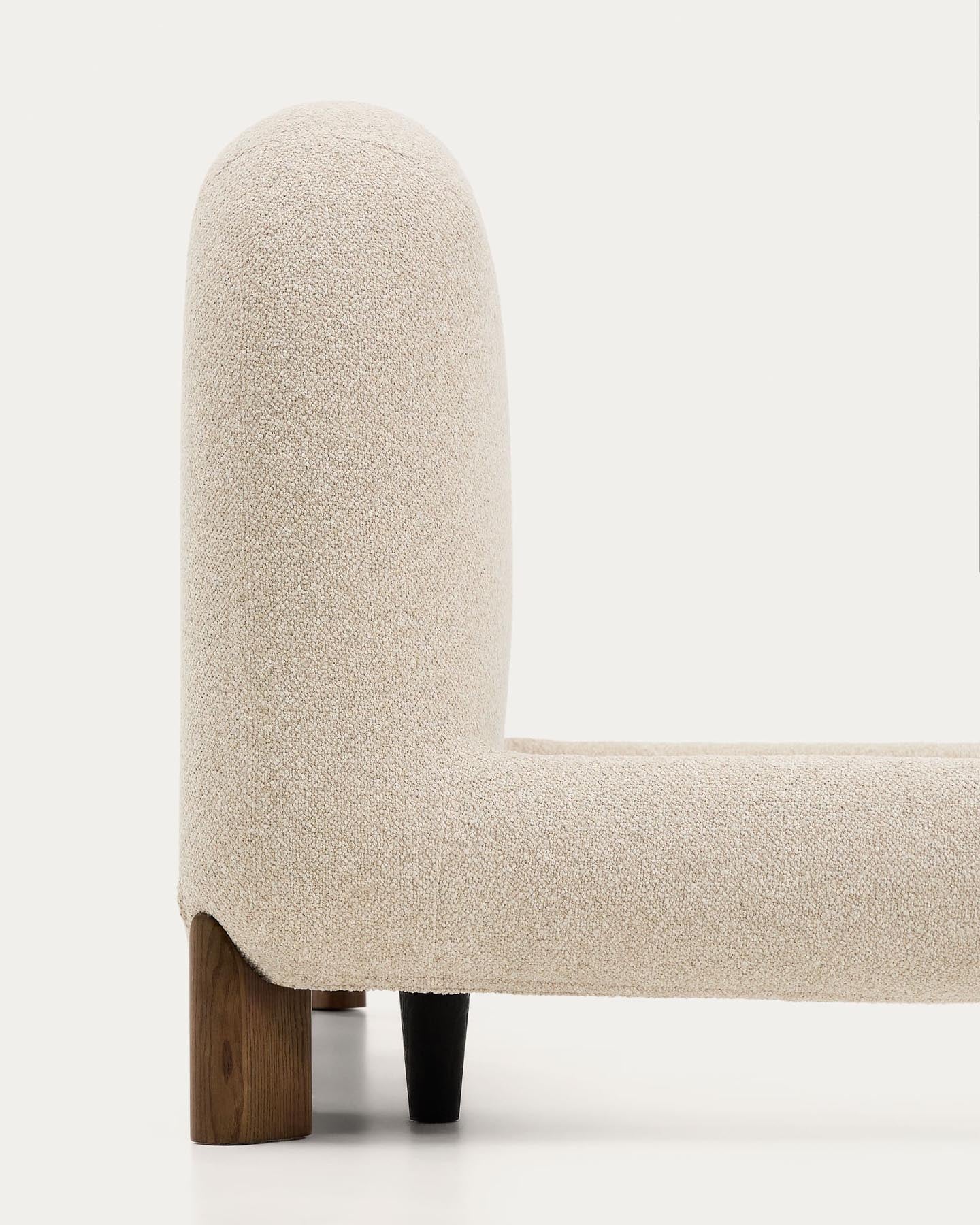 Bett Odina mit abnehmbarem Bezug aus ecrufarbenem Boucléstoff sowie Beinen aus massivem Es in Beige präsentiert im Onlineshop von KAQTU Design AG. Bett ist von Kave Home
