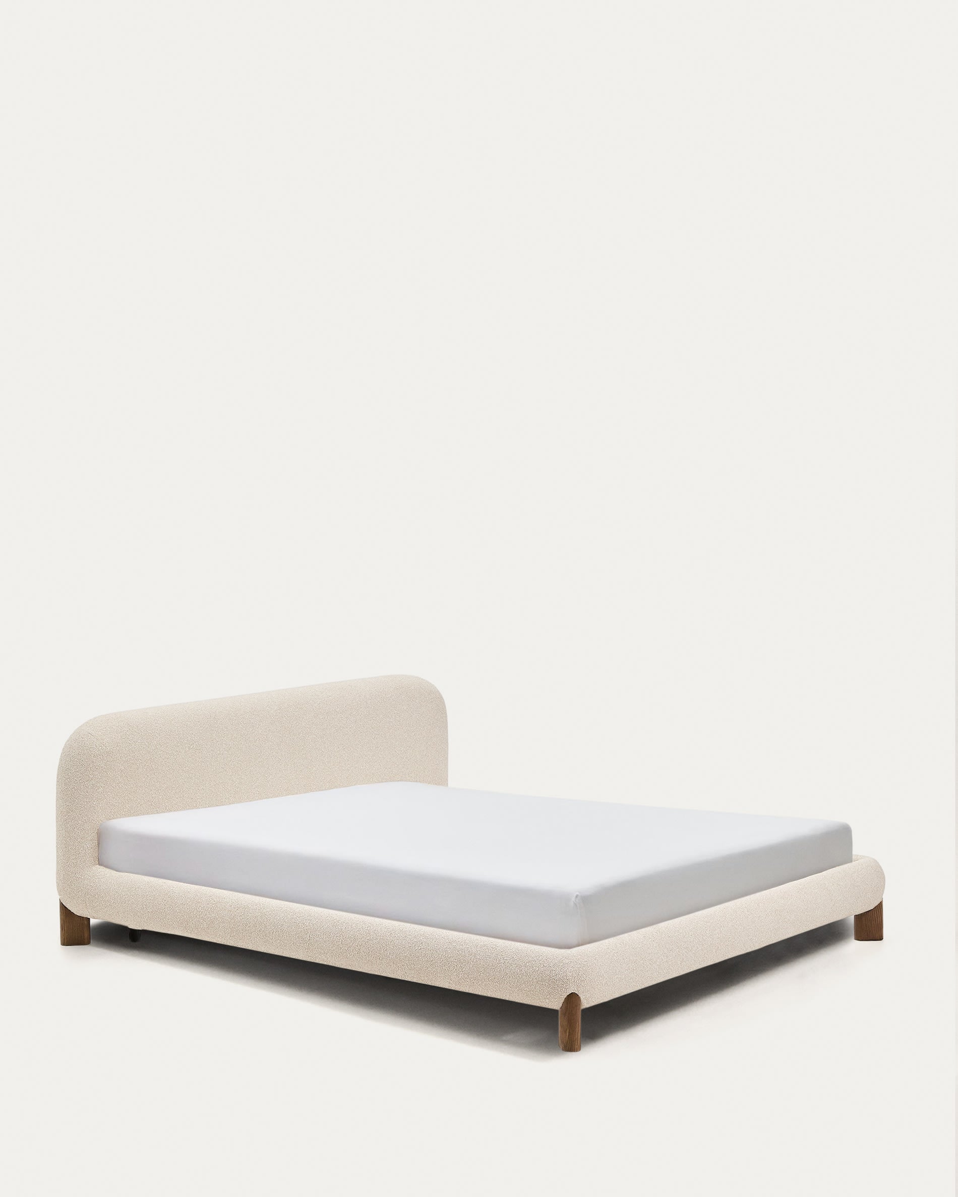Bett Odina mit abnehmbarem Bezug aus ecrufarbenem Boucléstoff sowie Beinen aus massivem Es in Beige präsentiert im Onlineshop von KAQTU Design AG. Bett ist von Kave Home