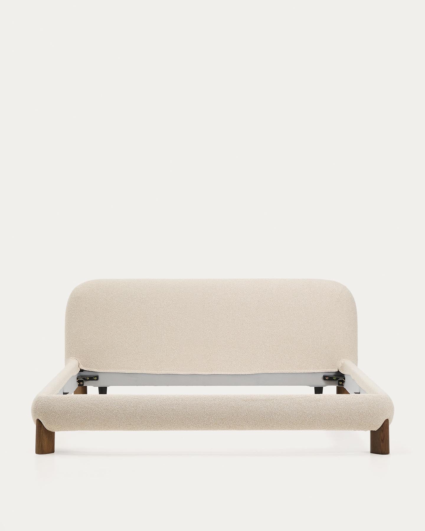 Bett Odina mit abnehmbarem Bezug aus ecrufarbenem Boucléstoff sowie Beinen aus massivem Es in Beige präsentiert im Onlineshop von KAQTU Design AG. Bett ist von Kave Home