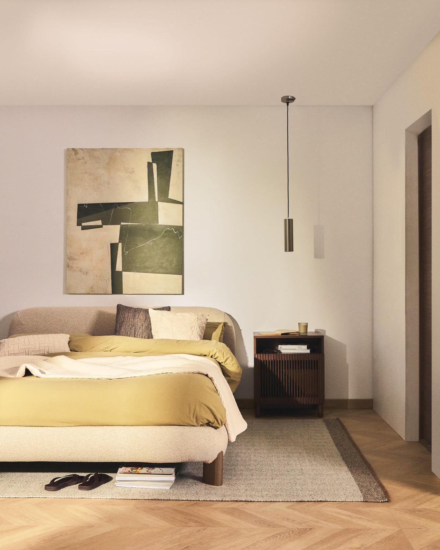 Bett Odina mit abnehmbarem Bezug aus ecrufarbenem Boucléstoff sowie Beinen aus massivem Es in Beige präsentiert im Onlineshop von KAQTU Design AG. Bett ist von Kave Home