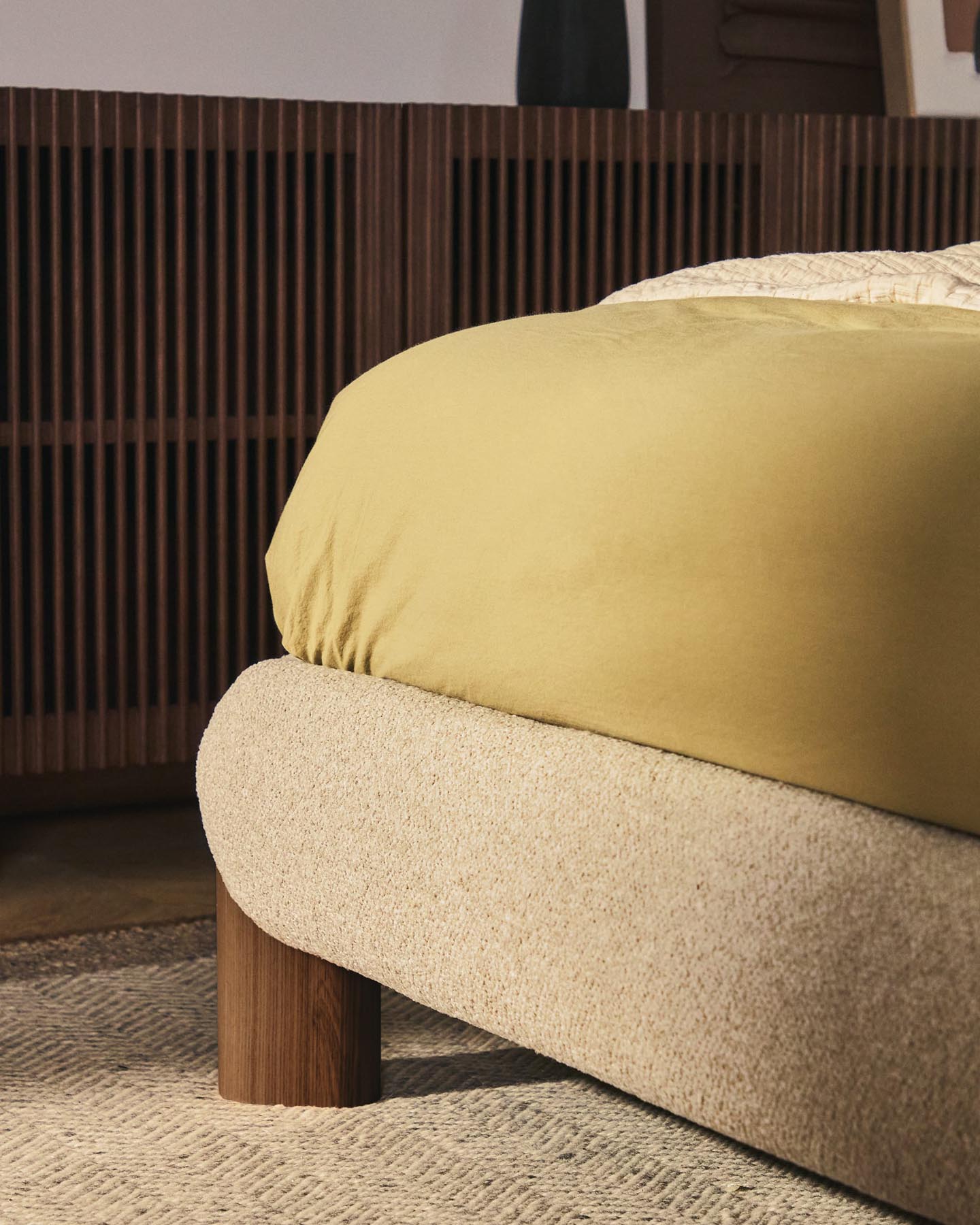 Bett Odina mit abnehmbarem Bezug aus ecrufarbenem Boucléstoff sowie Beinen aus massivem Es in Beige präsentiert im Onlineshop von KAQTU Design AG. Bett ist von Kave Home