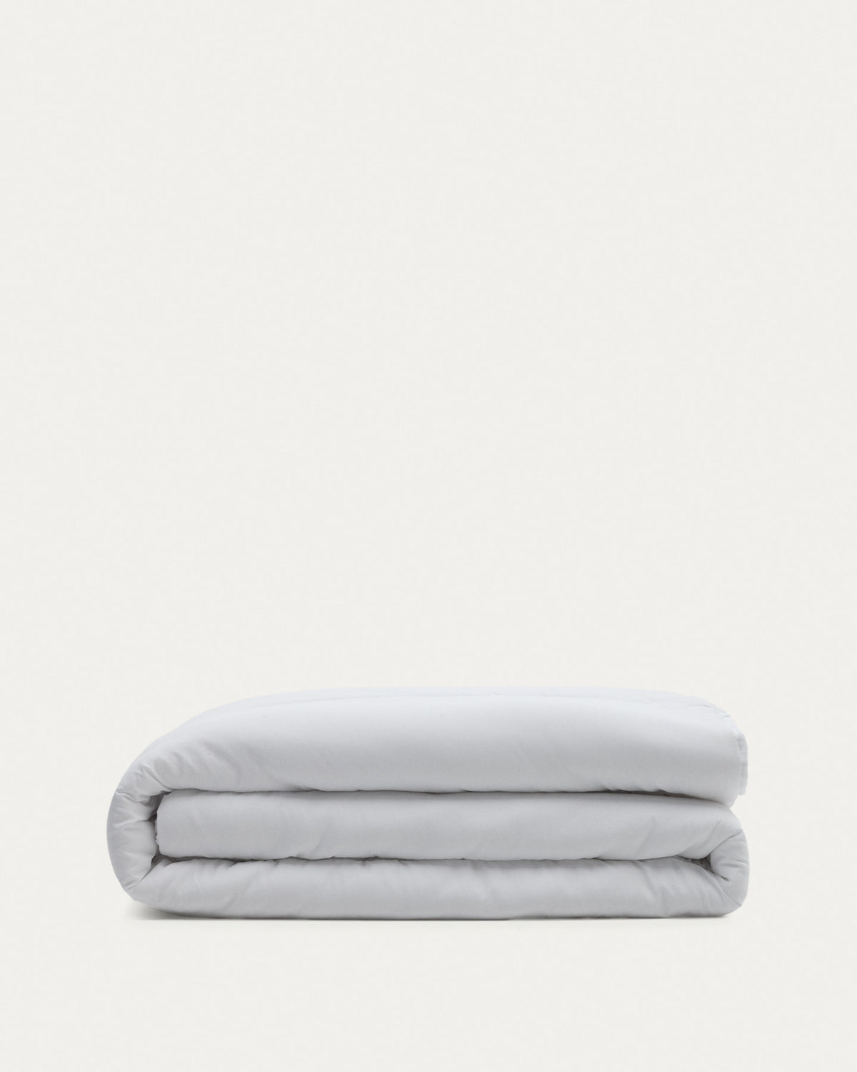 Bettdecke Mistral aus Mikrofaser (250 g/m²) für 180-cm-Betten – hergestellt in Spanien in Weiss präsentiert im Onlineshop von KAQTU Design AG. Duvetbezug ist von Kave Home