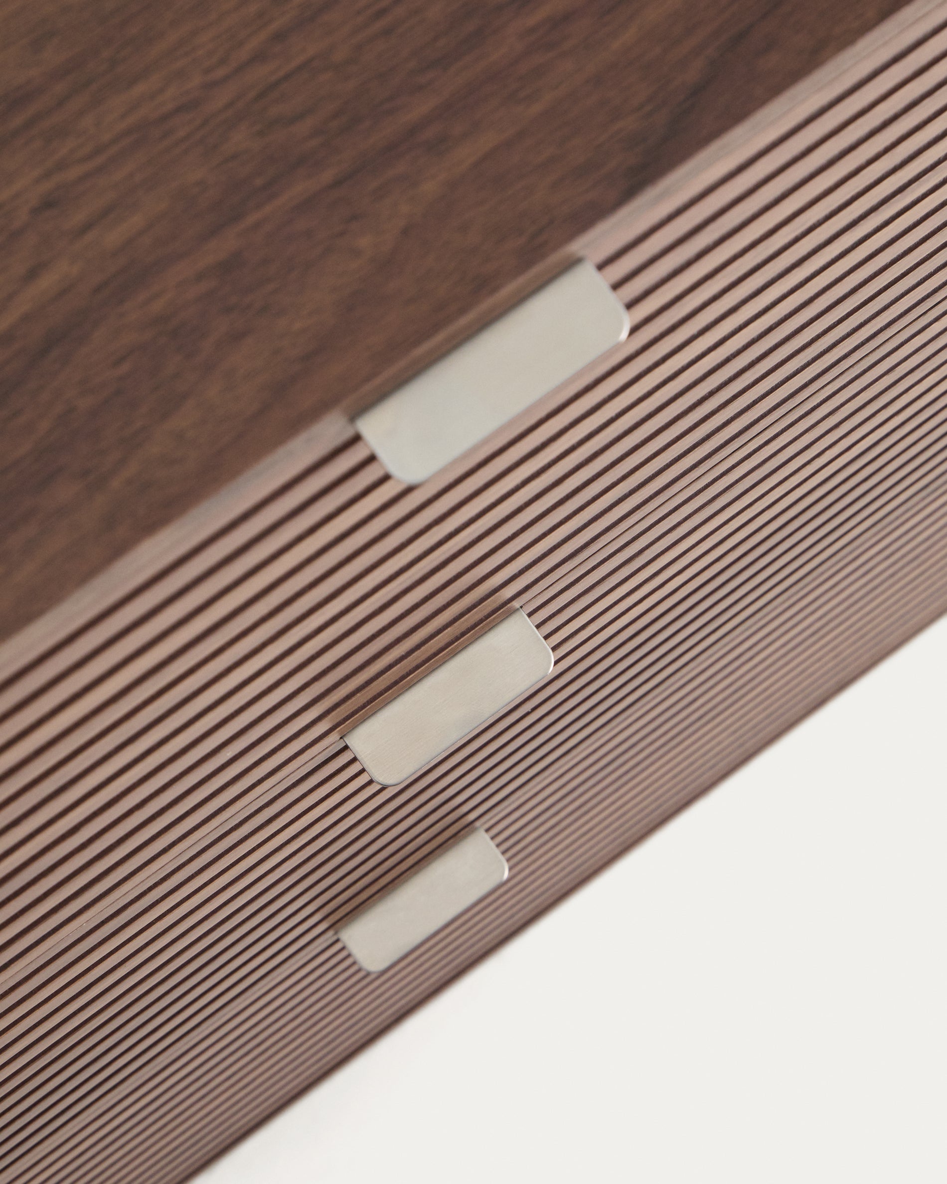 Elegante Kommode Norlen aus Nussbaumfurnier mit 6 praktischen Schubladen, ideal für stilvolle Aufbewahrungslösungen in jedem Raum.