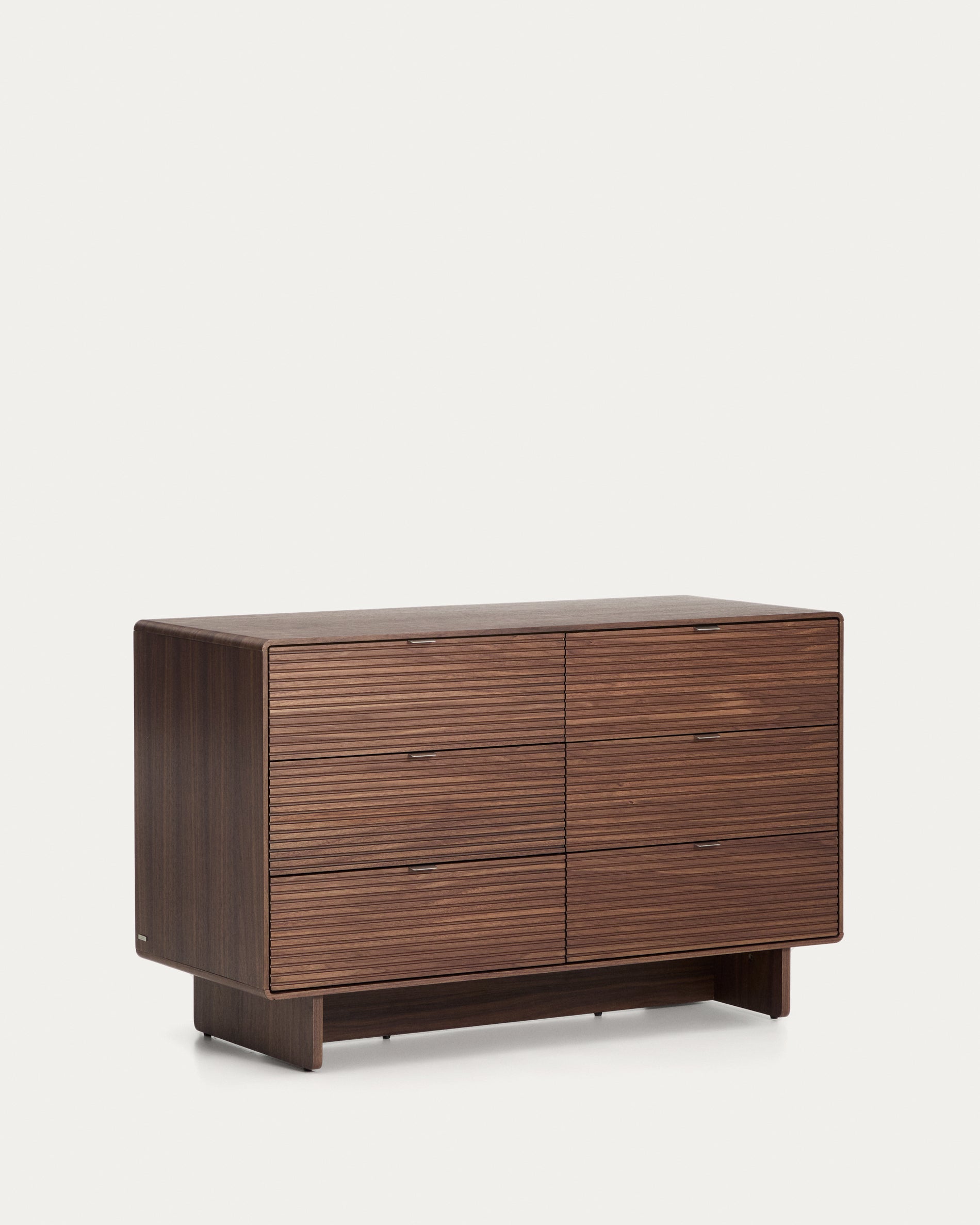 Elegante Kommode Norlen aus Nussbaumfurnier mit 6 praktischen Schubladen, ideal für stilvolle Aufbewahrungslösungen in jedem Raum.