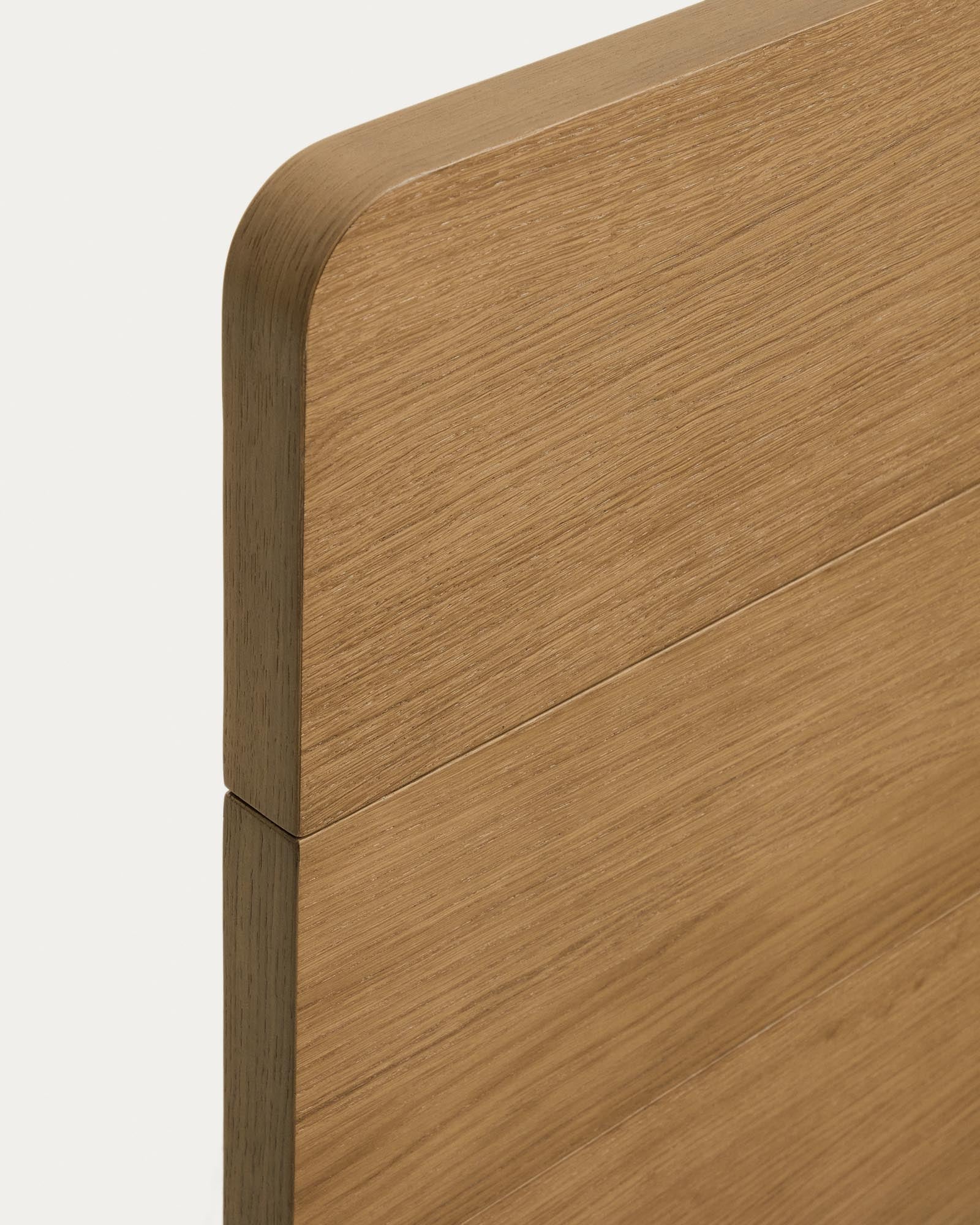Elegantes Bett Arelida aus hochwertigem Eichenfurnier und massivem Holz, ideal für eine 160 x 200 cm Matratze, FSC-zertifiziert.