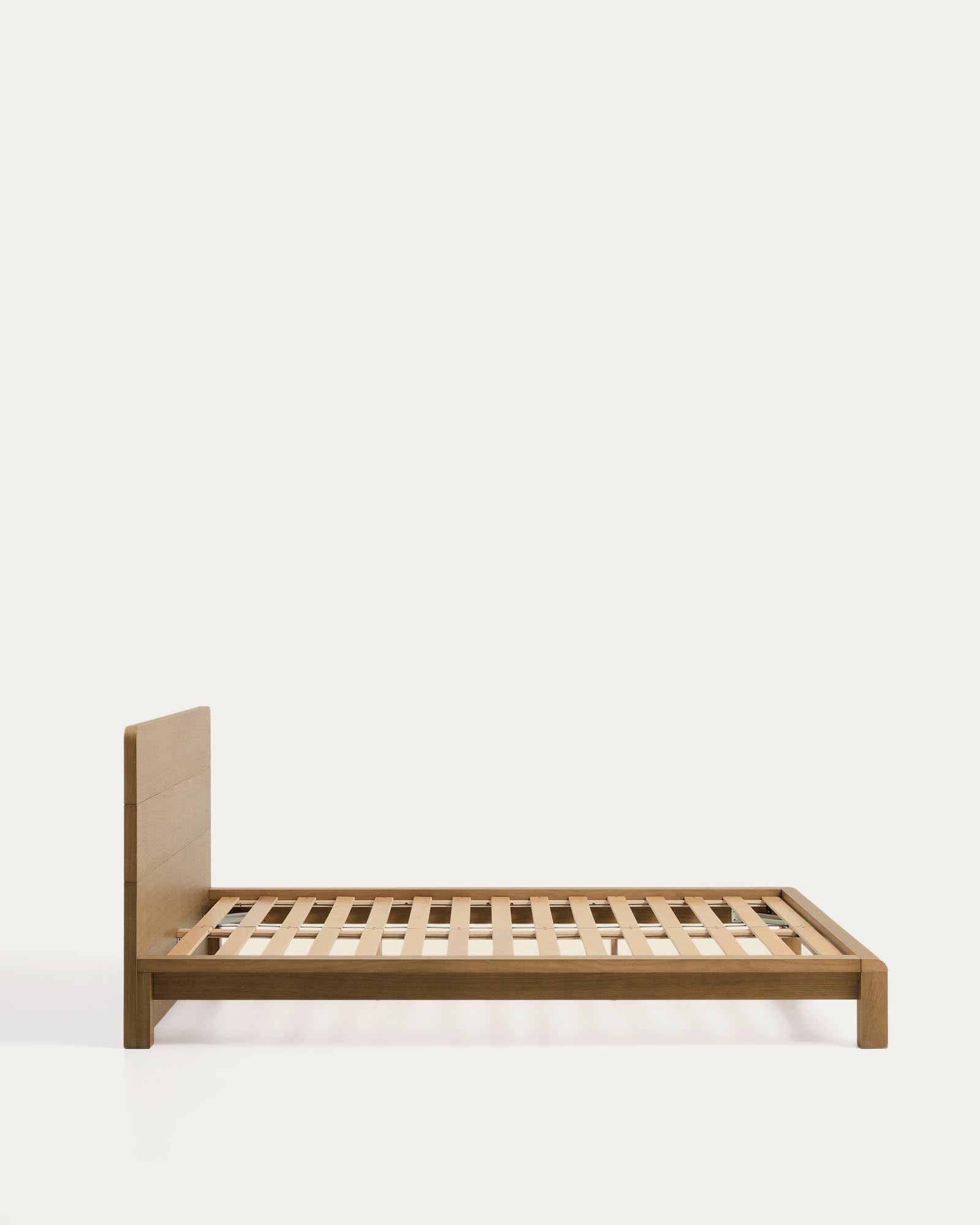 Elegantes Bett Arelida aus hochwertigem Eichenholz und Furnier, ideal für Matratzen 160 x 200 cm, in einem warmen hellbraunen Farbton.