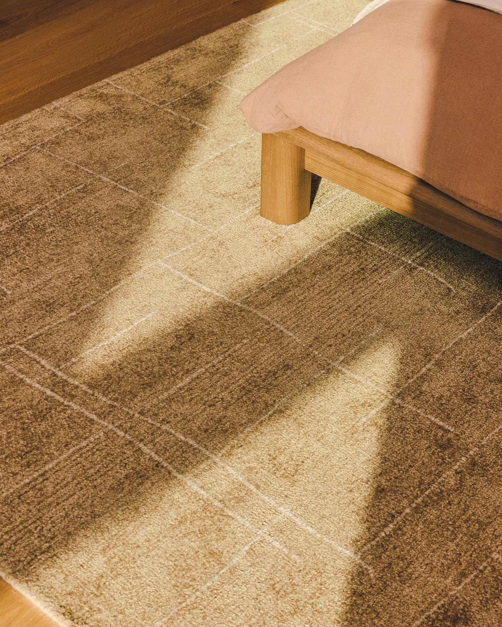 Elegantes Bett Arelida aus hochwertigem Eichenfurnier und massivem Holz, ideal für eine 160 x 200 cm Matratze, FSC-zertifiziert.
