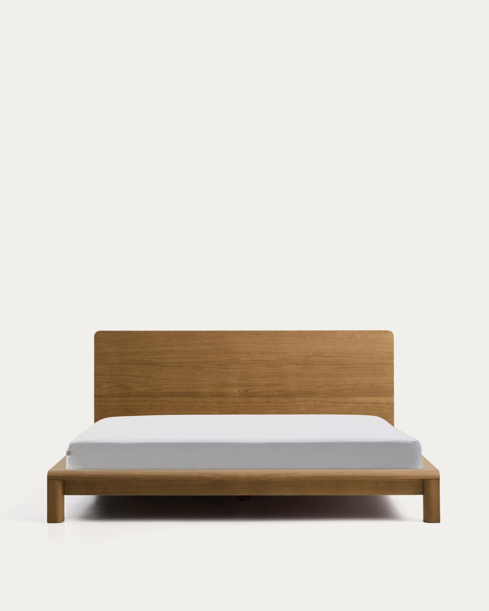 Bett Arelida aus Furnier und massivem Eichenholz mit hellbraunem Finish für Matratze 180 x 200 cm FSC Mix Credit in Braun präsentiert im Onlineshop von KAQTU Design AG. Bett ist von Kave Home