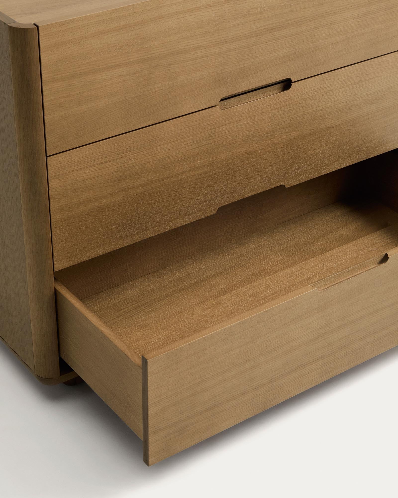Elegante Kommode Arelida aus hochwertigem Eichenholz und Furnier, hellbraun, 100 x 80 cm, ideal für stilvolle Wohnräume.