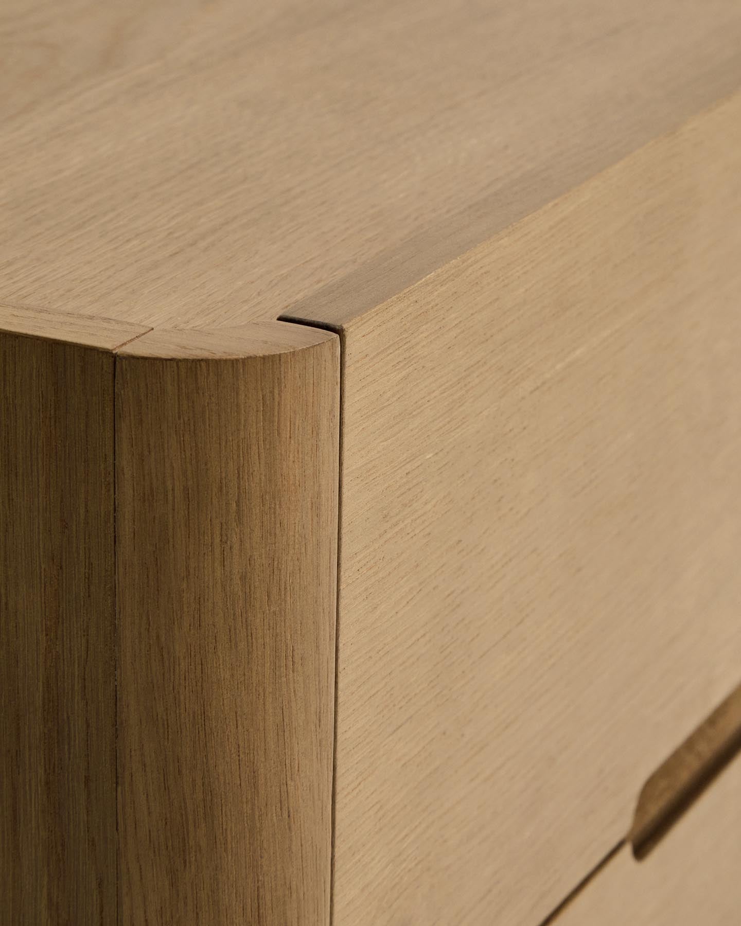 Nachttisch Arelida aus Furnier und massivem Eichenholz mit hellbraunem Finish 65 x 50 cm FSC Mix Credit in Braun präsentiert im Onlineshop von KAQTU Design AG. Nachttisch ist von Kave Home