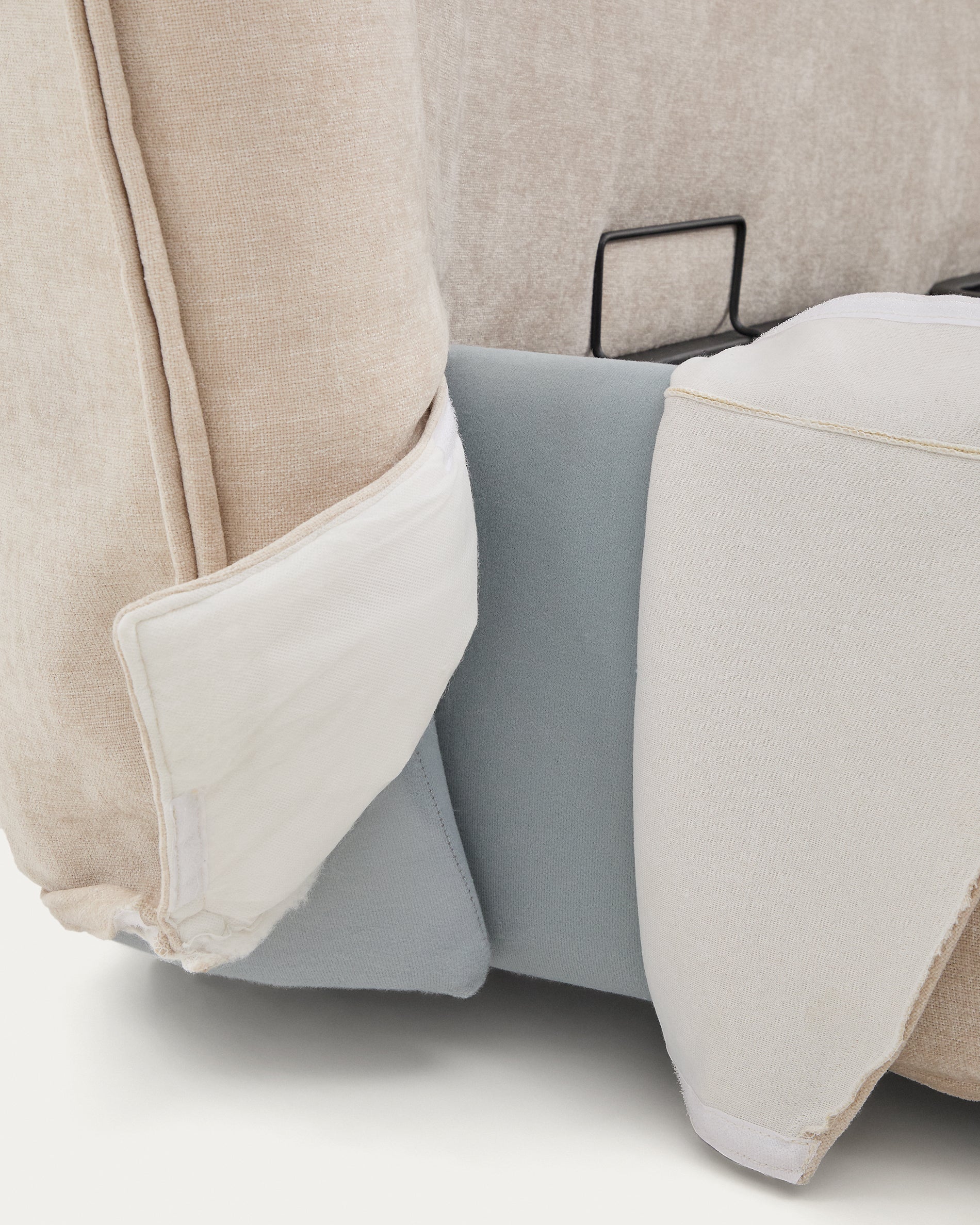Beige Chenille-Bett Arvian mit praktischem Klappbettkasten, geeignet für Matratzen 160 x 200 cm, stilvoll und funktional.