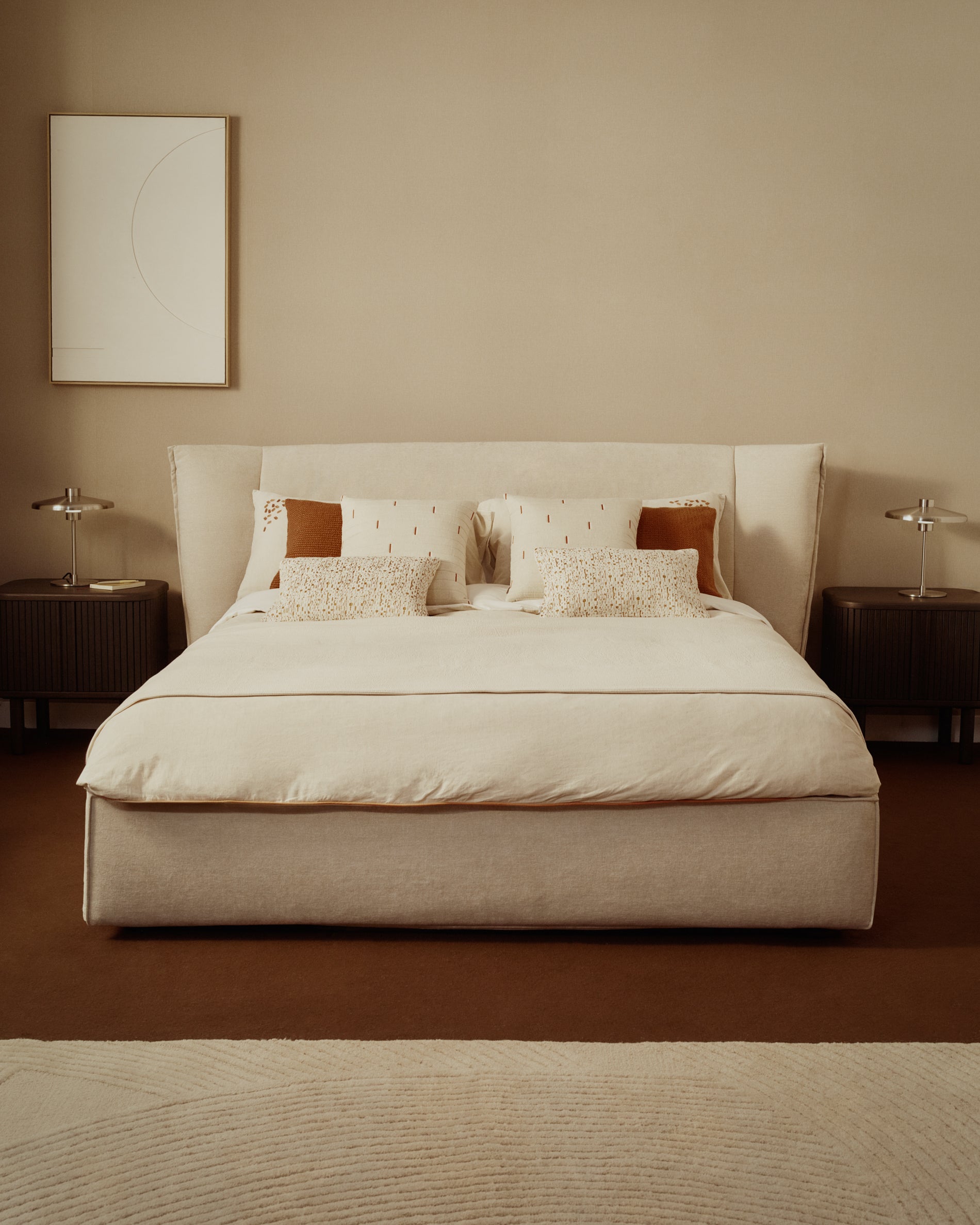 Beiges Chenille-Bett Arvian mit praktischem Klappbettkasten, ideal für Matratzen 160 x 200 cm, stilvoll und funktional.