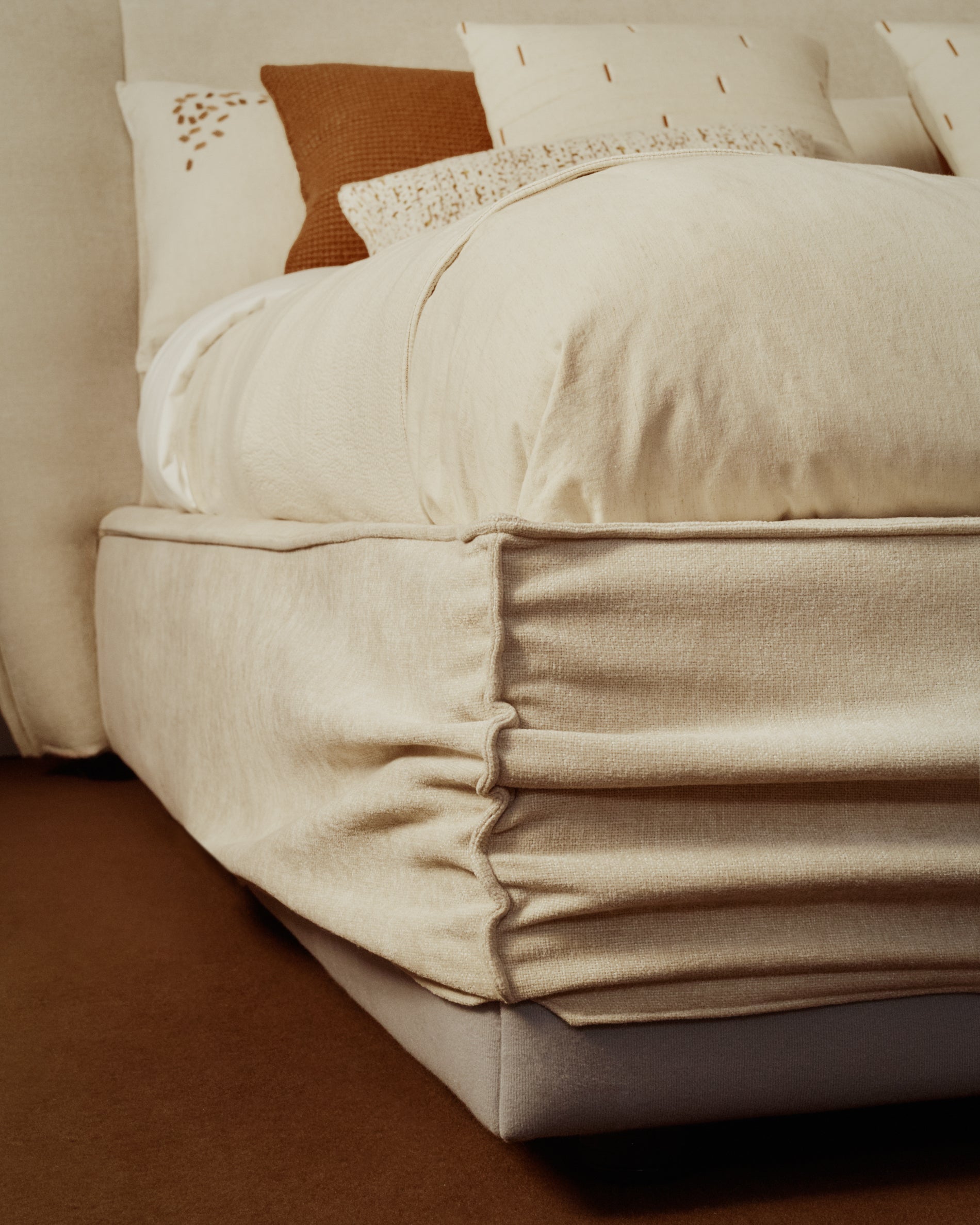 Elegantes Bett Arvian aus beigem Chenille, ausgestattet mit einem praktischen Klappbettkasten für Matratzen der Größe 160 x 200 cm.