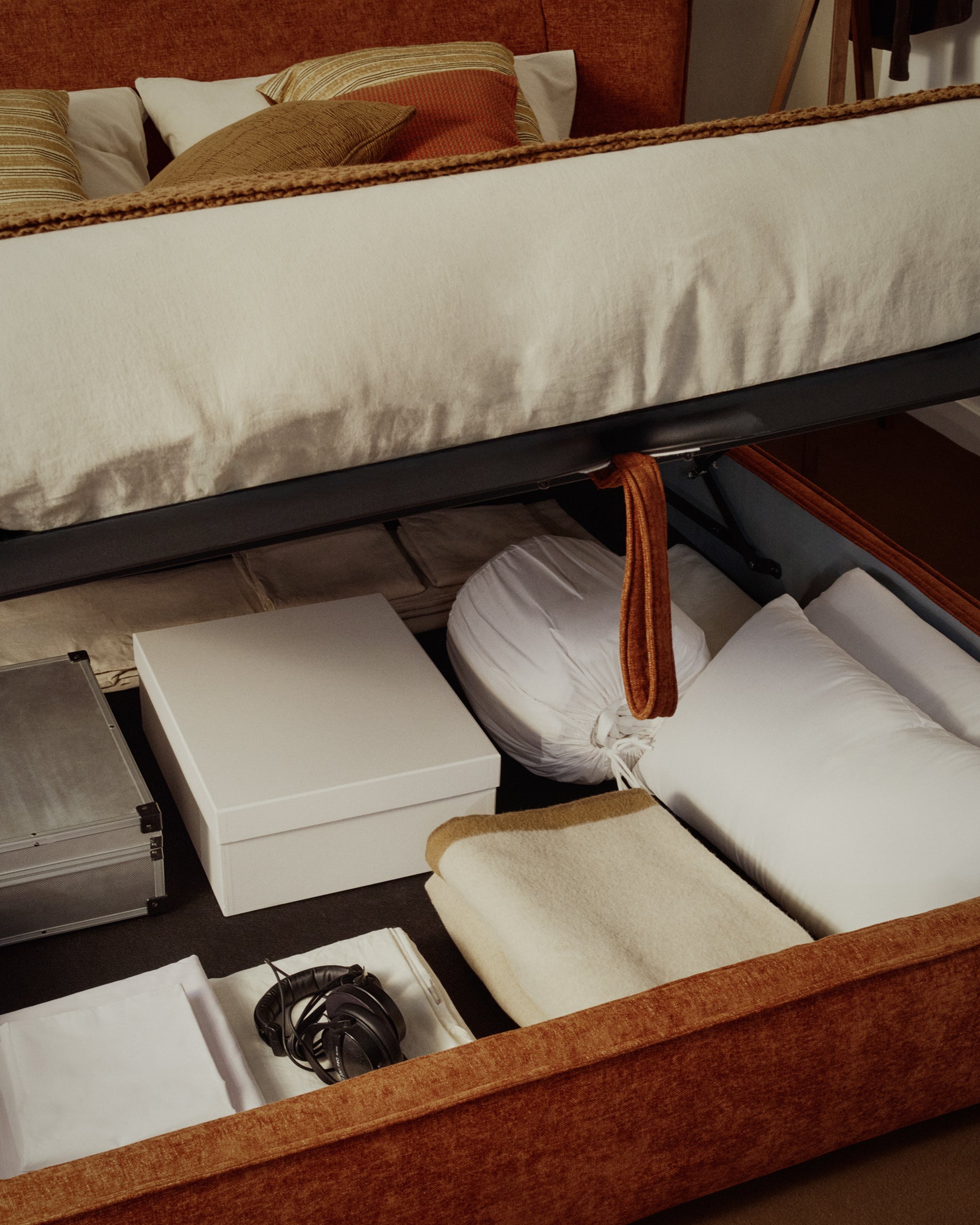 Abziehbares Bett Arvian aus terrakottafarbener Chenille mit Klappbettkasten für eine Matratze von 160 x 200 cm in Terrakotta präsentiert im Onlineshop von KAQTU Design AG. Bett ist von Kave Home