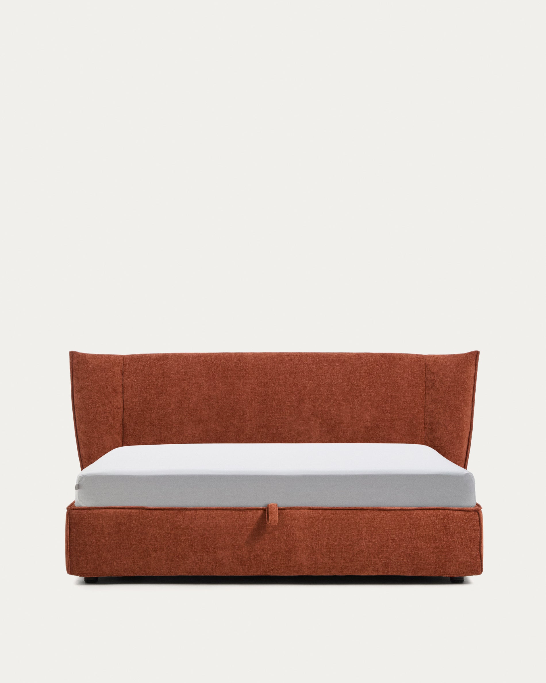 Abziehbares Bett Arvian aus terrakottafarbener Chenille mit Klappbettkasten für eine Matratze von 180 x 200 cm in Terrakotta präsentiert im Onlineshop von KAQTU Design AG. Bett ist von Kave Home