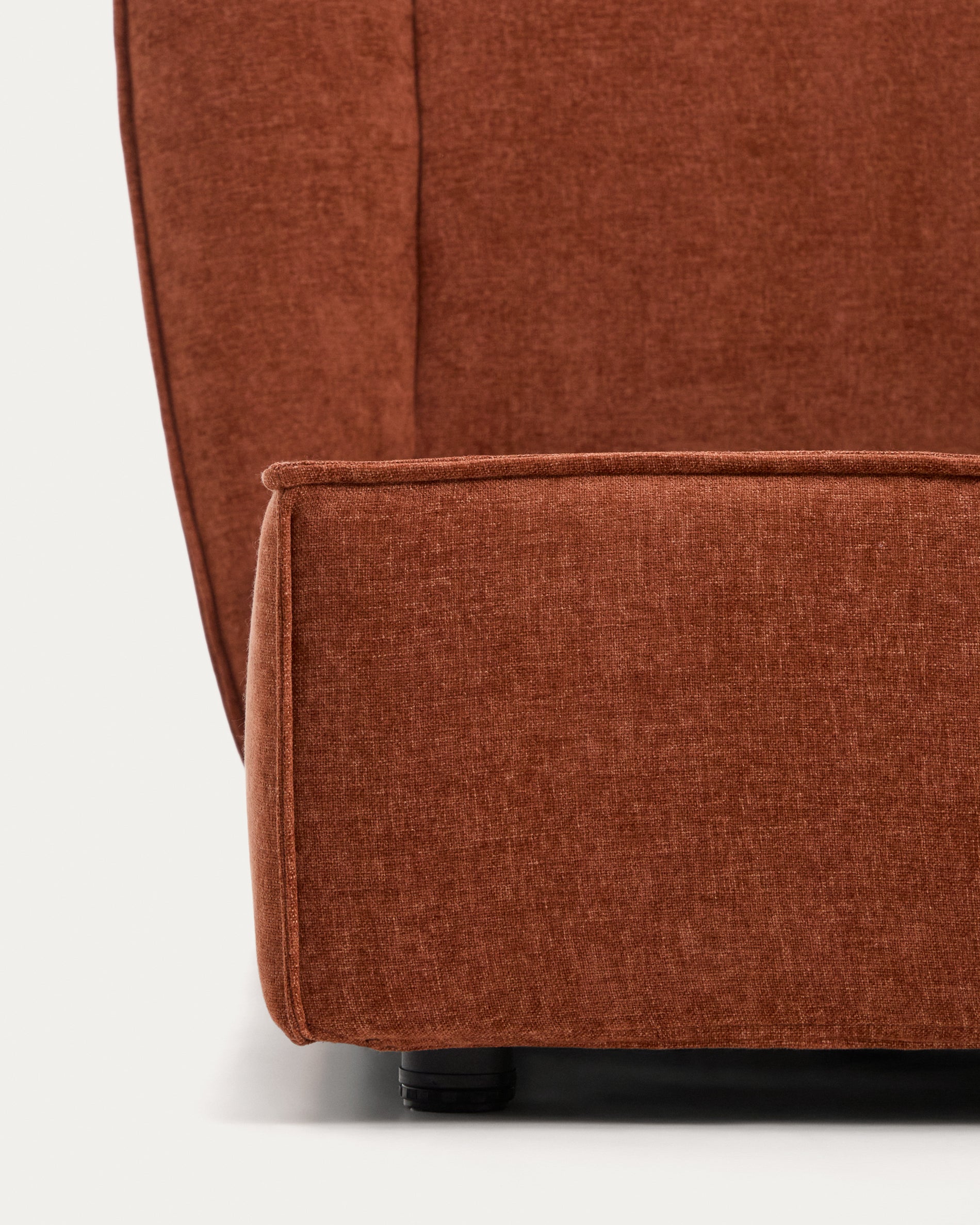 Stylisches Bett Arvian in warmem Terrakotta-Chenille, ideal für Matratzen 180 x 200 cm, mit praktischem Klappbettkasten für zusätzlichen Stauraum.