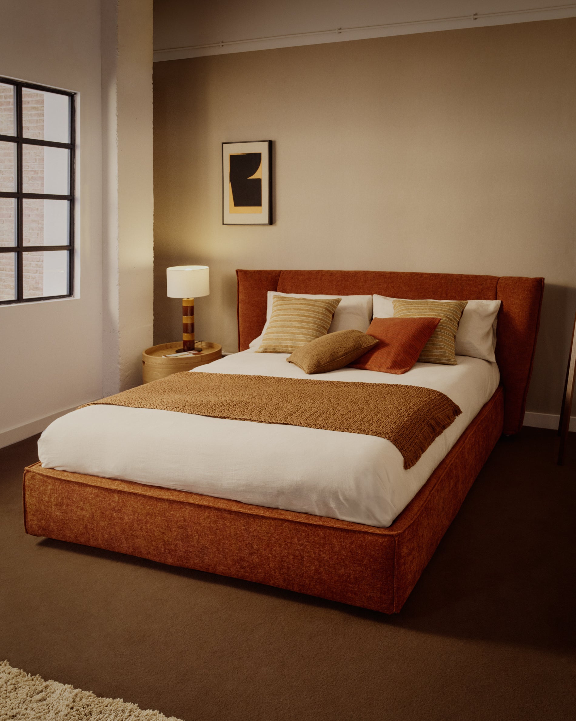 Elegantes terrakottafarbenes Chenille-Bett Arvian mit praktischem Klappbettkasten, ideal für Matratzen bis 180 x 200 cm.