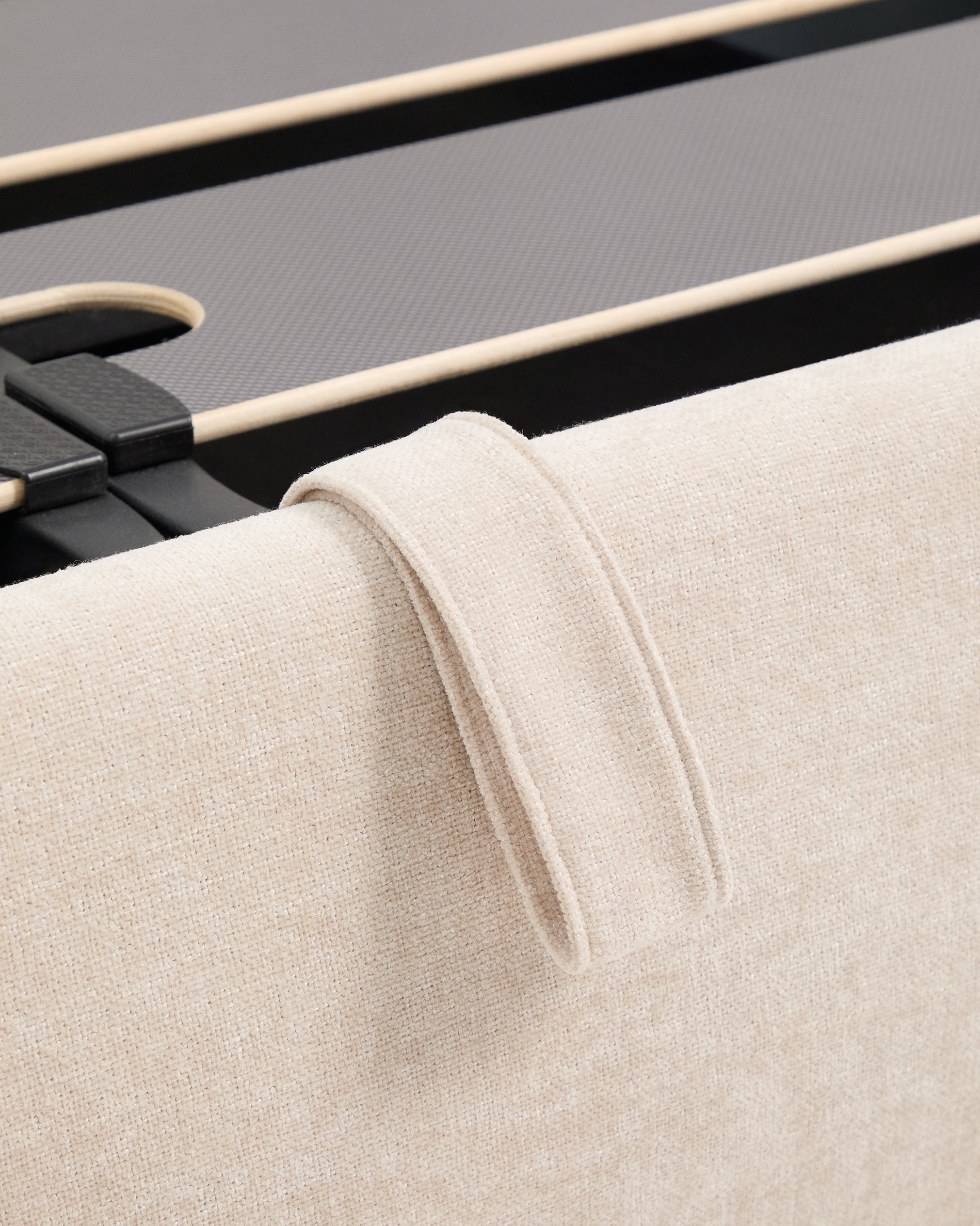 Abziehbares Bett Dafra aus beigefarbener Chenille mit Klappbettkasten für eine Matratze von 180 x 200 cm in Beige präsentiert im Onlineshop von KAQTU Design AG. Bett ist von Kave Home