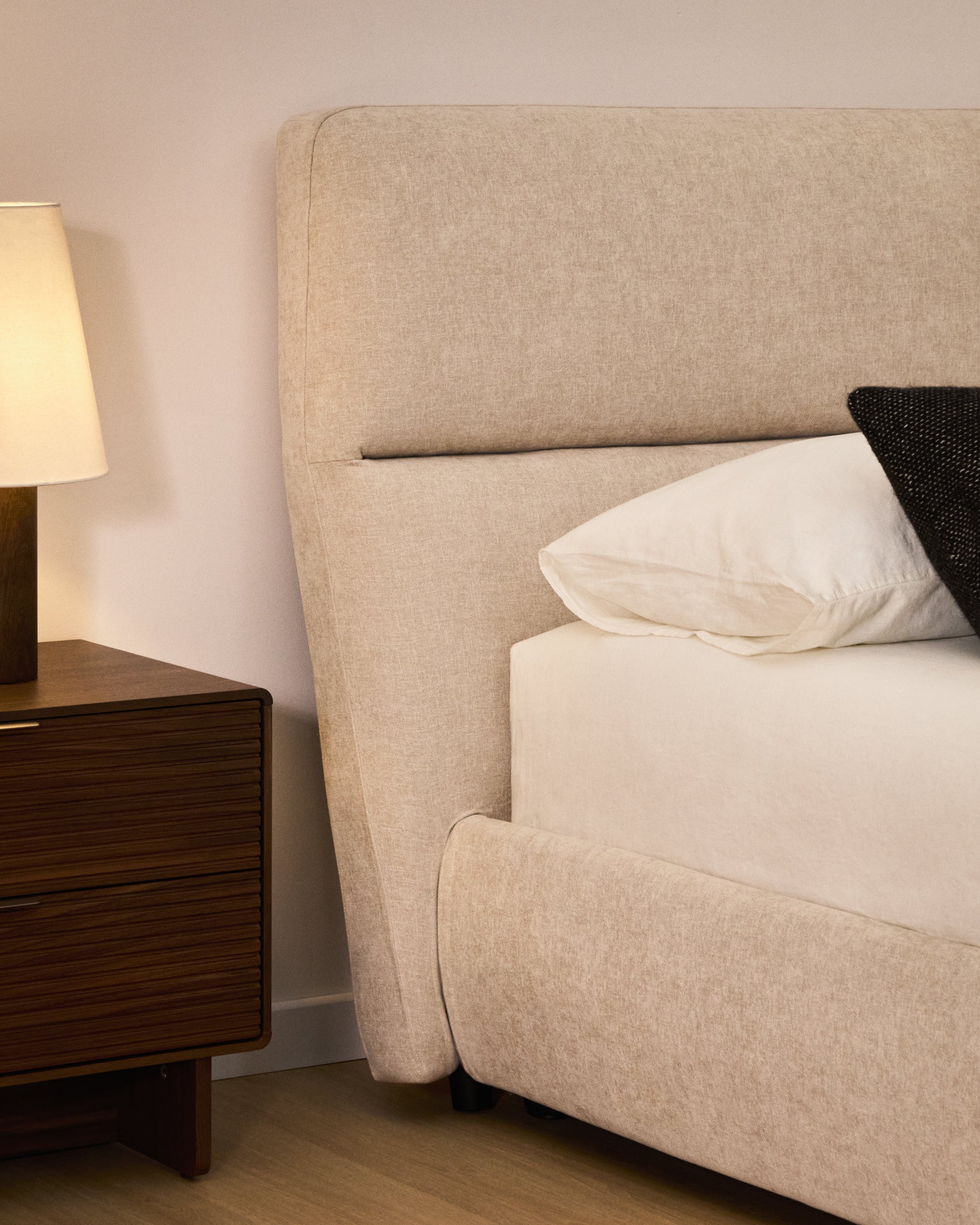 Abziehbares Bett Dafra aus beigefarbener Chenille mit Klappbettkasten für eine Matratze von 180 x 200 cm in Beige präsentiert im Onlineshop von KAQTU Design AG. Bett ist von Kave Home