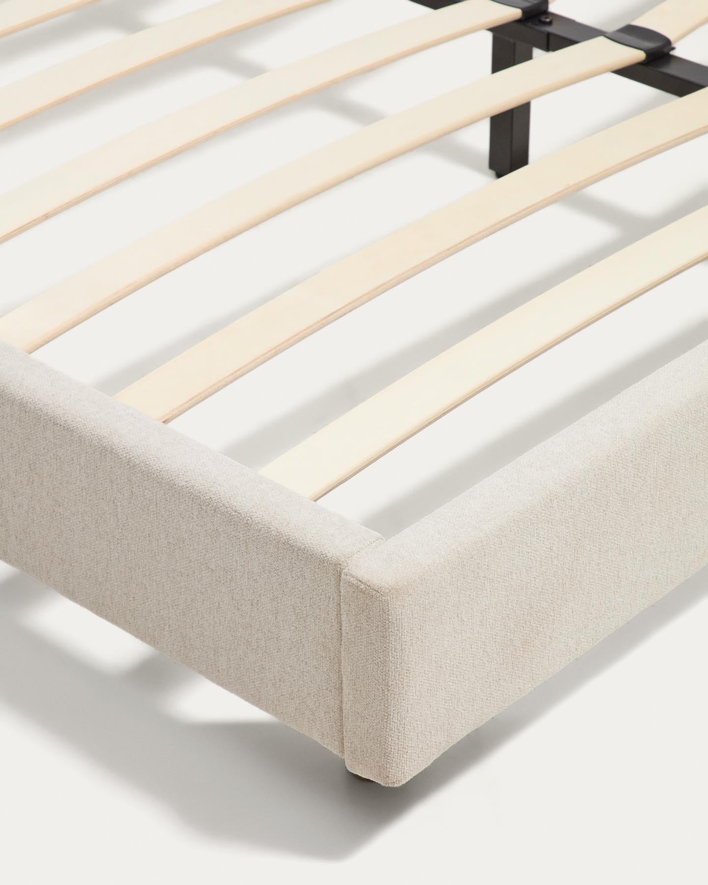 Bett Selven in beiger Chenille für Matratzen 180 x 200 cm in Beige präsentiert im Onlineshop von KAQTU Design AG. Bett ist von Kave Home