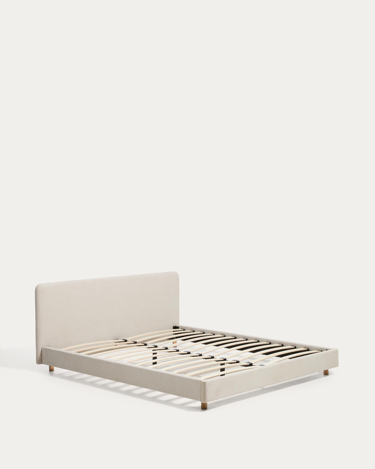 Bett Selven in beiger Chenille für Matratzen 180 x 200 cm in Beige präsentiert im Onlineshop von KAQTU Design AG. Bett ist von Kave Home