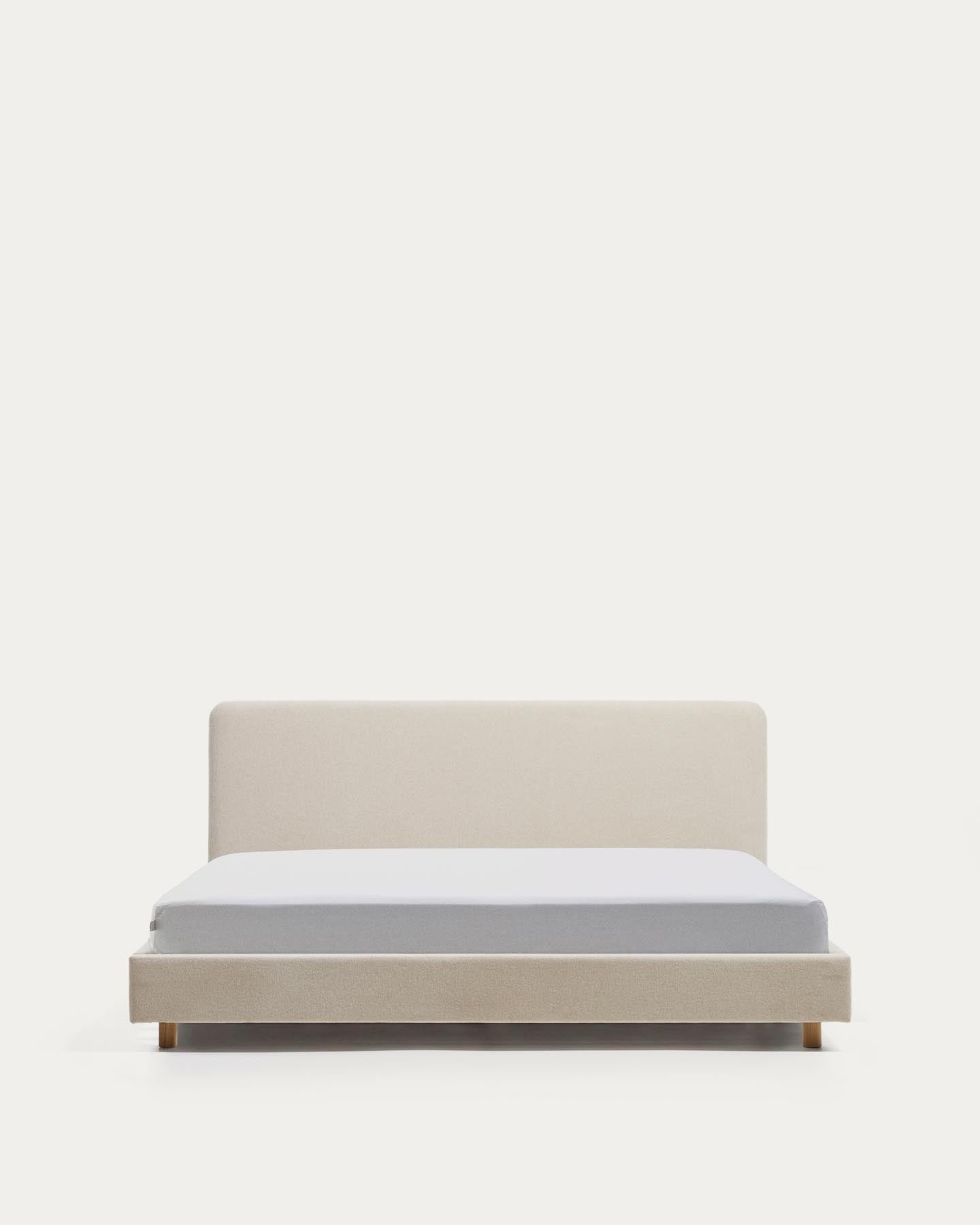 Bett Selven in beiger Chenille für Matratzen 160 x 200 cm in Beige präsentiert im Onlineshop von KAQTU Design AG. Bett ist von Kave Home