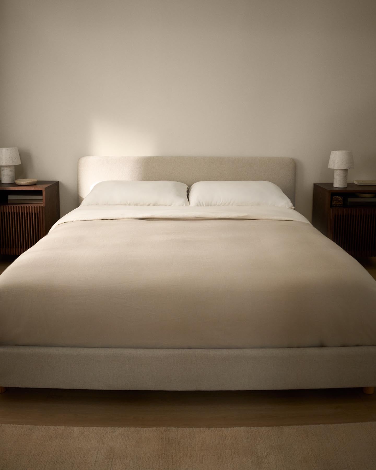 Bett Selven in beiger Chenille für Matratzen 160 x 200 cm in Beige präsentiert im Onlineshop von KAQTU Design AG. Bett ist von Kave Home