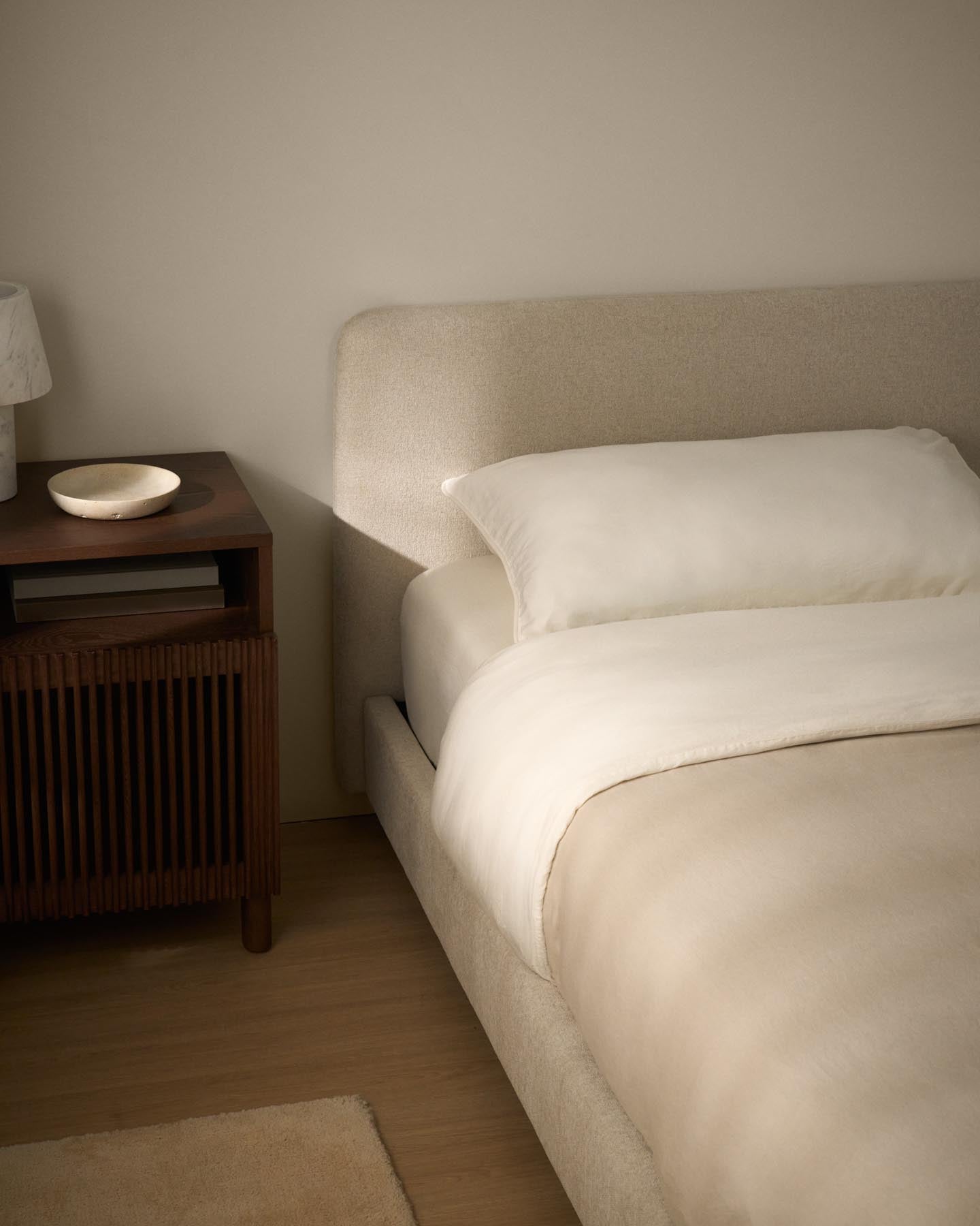 Bett Selven in beiger Chenille für Matratzen 160 x 200 cm in Beige präsentiert im Onlineshop von KAQTU Design AG. Bett ist von Kave Home
