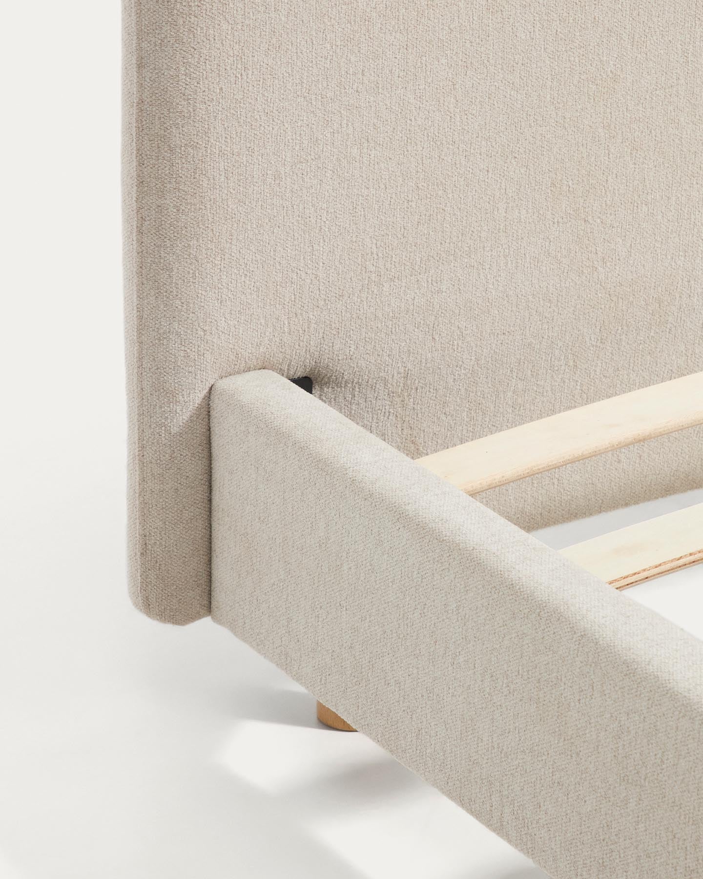 Bett Selven in beiger Chenille für Matratzen 90 x 200 cm in Beige präsentiert im Onlineshop von KAQTU Design AG. Bett ist von Kave Home