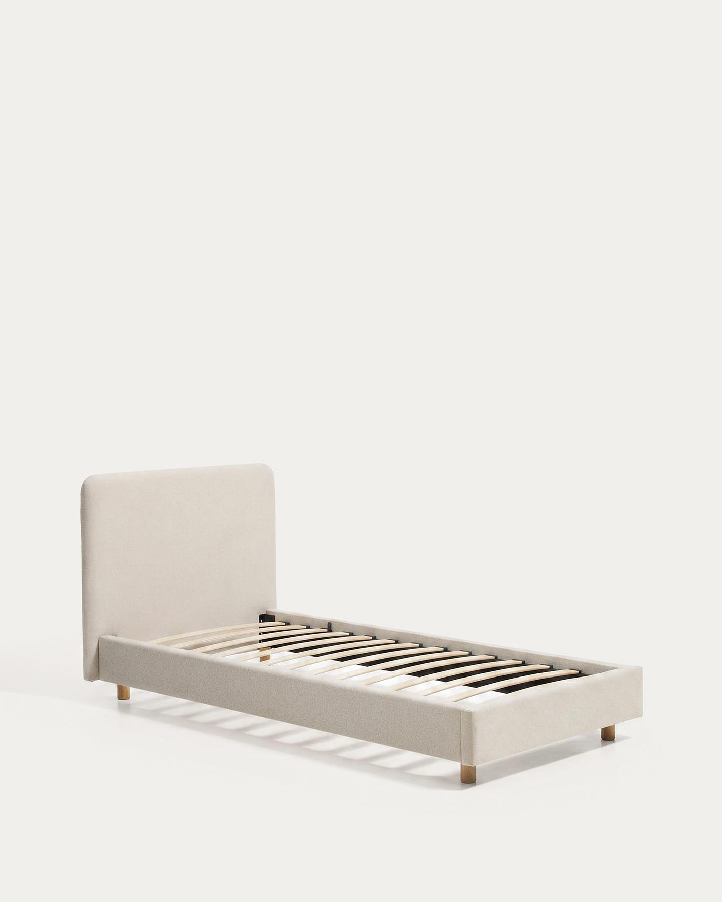 Bett Selven in beiger Chenille für Matratzen 90 x 200 cm in Beige präsentiert im Onlineshop von KAQTU Design AG. Bett ist von Kave Home