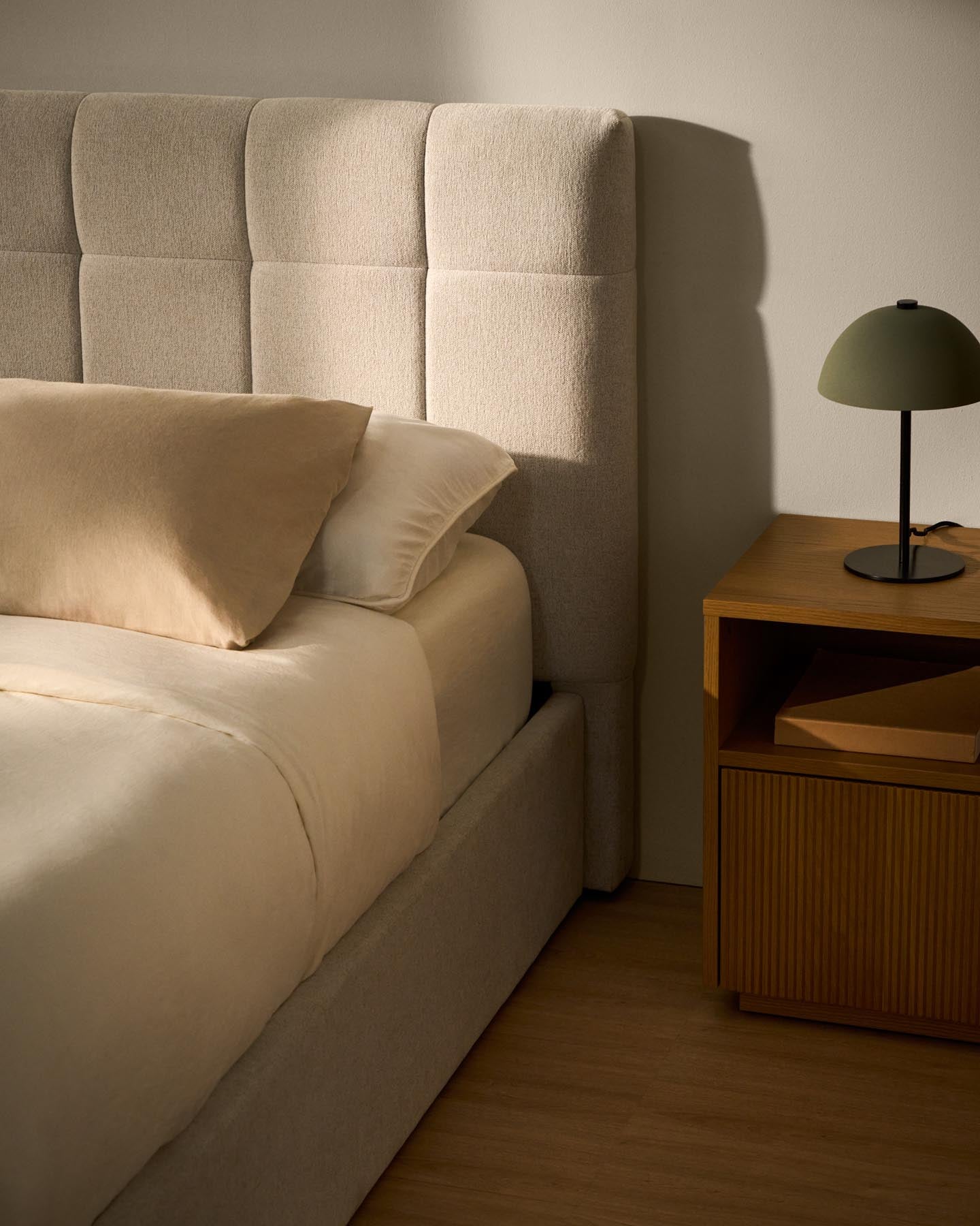 Bett mit klappbarem Bettkasten Darnela in écrufarbener Chenille für Matratzen 160 x 200 cm in Beige präsentiert im Onlineshop von KAQTU Design AG. Bett ist von Kave Home