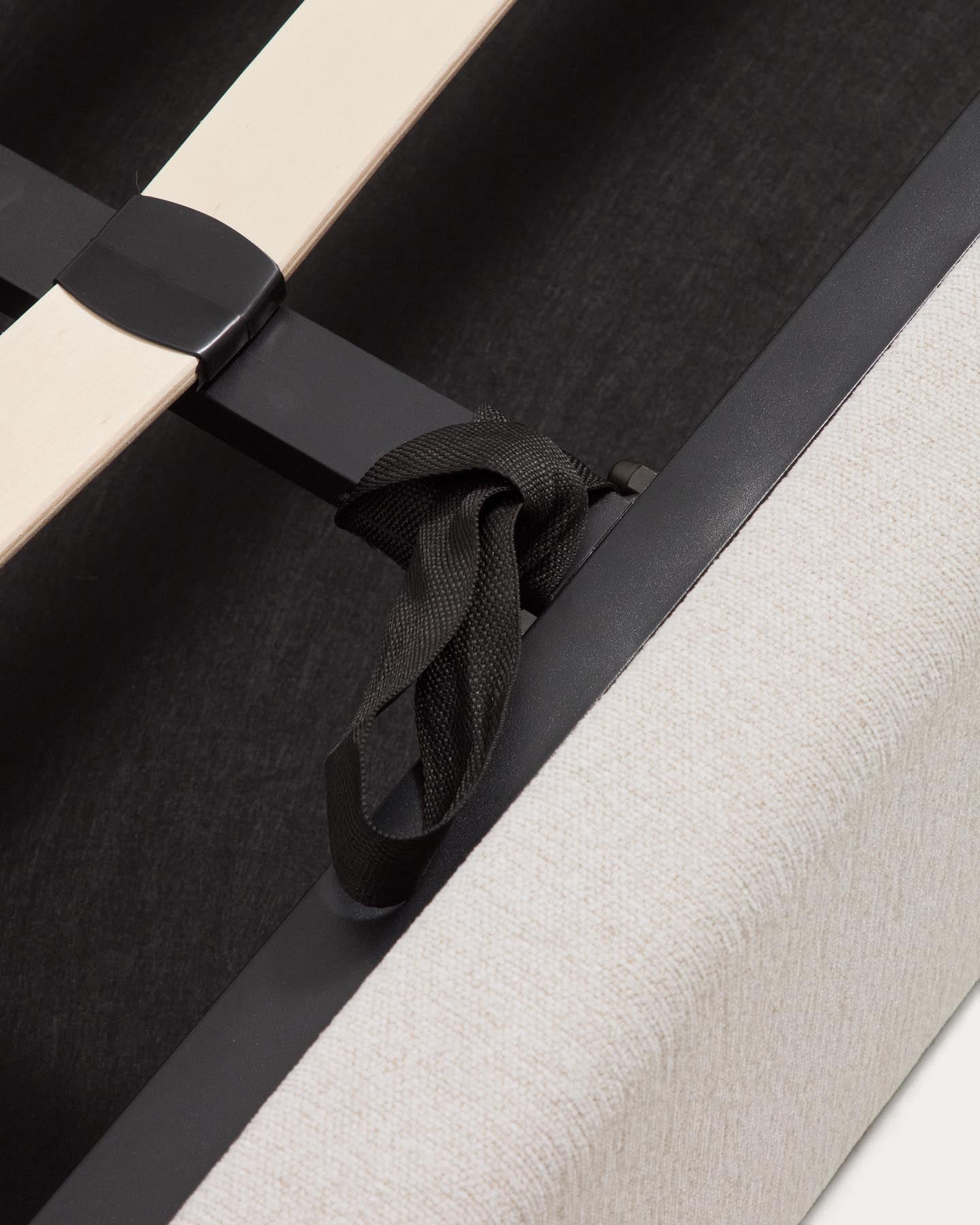 Bett mit klappbarem Bettkasten Darnela in moosgrüner Chenille für Matratzen 180 x 200 cm in Beige präsentiert im Onlineshop von KAQTU Design AG. Bett ist von Kave Home