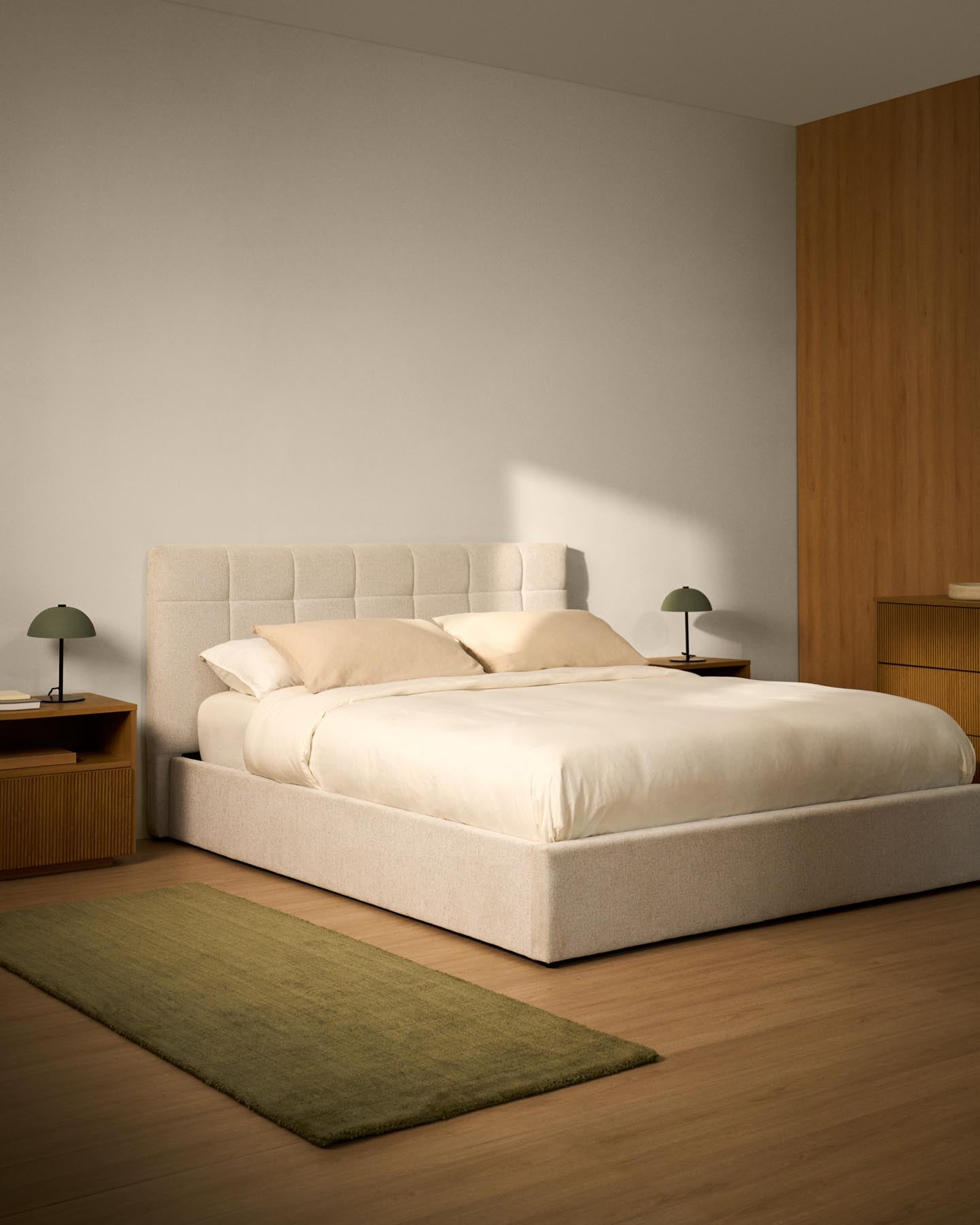 Bett mit klappbarem Bettkasten Darnela in moosgrüner Chenille für Matratzen 180 x 200 cm in Beige präsentiert im Onlineshop von KAQTU Design AG. Bett ist von Kave Home