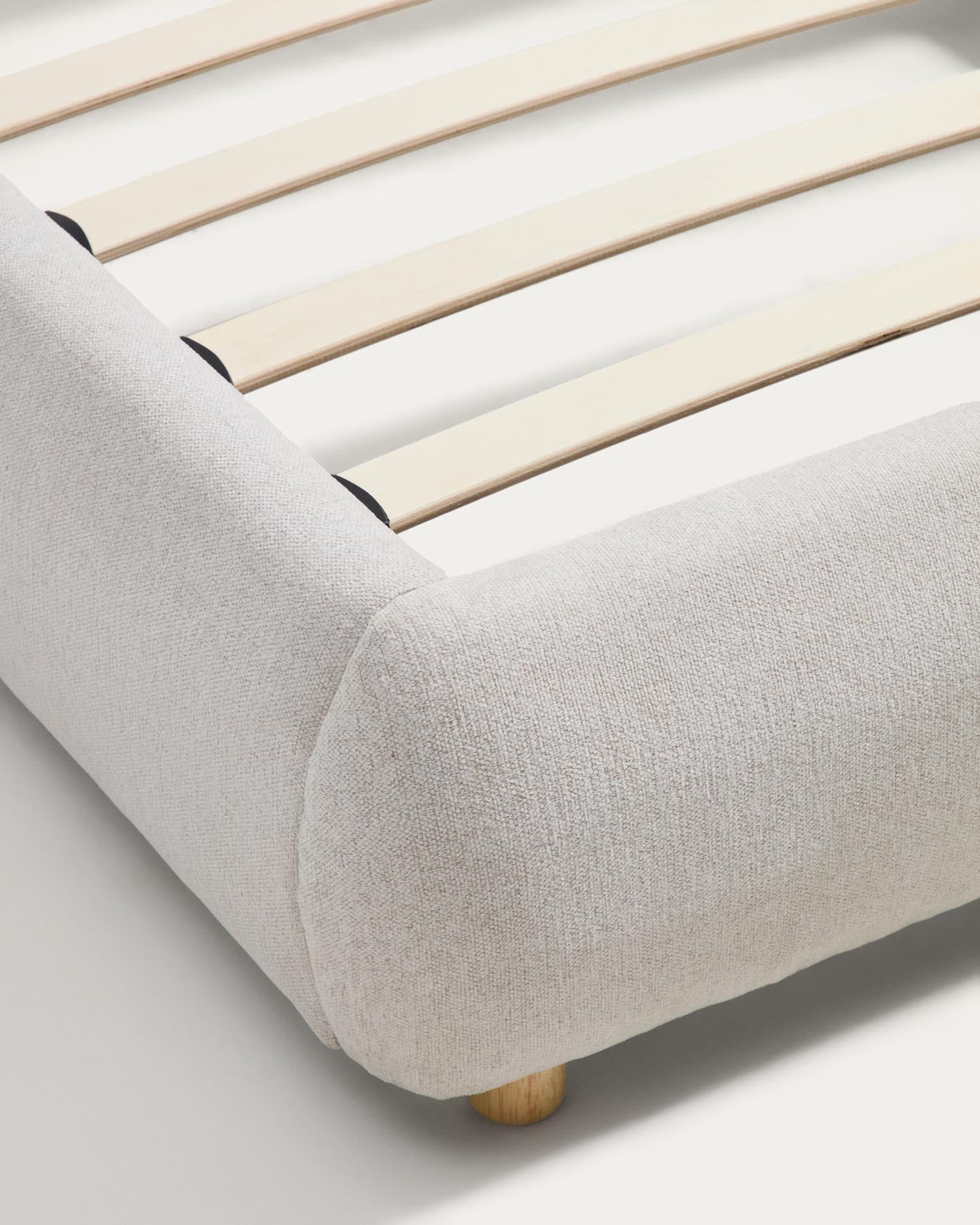 Bett Elerio mit ecrufarbener Chenille für Matratzengrösse 90 x 200 cm in Ecru präsentiert im Onlineshop von KAQTU Design AG. Bett ist von Kave Home